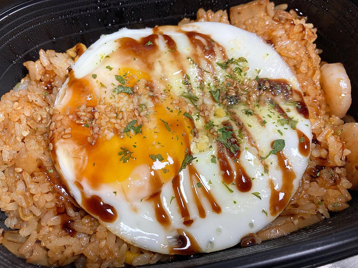 #필라프에빠지다 🍳

안녕하세욥!!! 너무너무너무너무너무 오랜만이죠 ㅠㅠ 드디어 컴백했습니당!!
박수우우👏👏👏👏

요즘 비도 너무 많이와서 💦근처에서 간단간단하게 포장해오거나 비가 조금 내리는 경우에는 배달을 많이 시켜먹는 것 같아요!(물론, 평소에도 많이 시켜먹긴 하지만 장마철덕분에 배민VVIP를 유지하게 되는… ㅎ)

오늘은 점심으로 정말 자주자주자주 가는 #필라프 맛집을 소개하고자합니다!
바로 ‘필라프에 빠지다&파스타 조치원점’입니다!!

(주문내역)
-새우필라프(매콤한 맛 추가)🦐🍤

(후기)
-여긴 정말 #재주문 10회이상을 했을 정도로 아주 맛집입니당!! 저는 역사 필라프를 목살필라프, 새우필라플 번갈아가면서 먹었는데, 특히 새우 필라프가 너무 맛있었어요!!👍🏻

-밥 뭐먹지..? 하다가 결정을 못하겠거나 간단하게 먹고싶으면 항상 찾는 집입니당!!

-우선 매콤한 맛추가가 있어서 나무 좋았어요!! 살짝 매콤한거라서, 맵찔이분들도 드실수 있습니당!! 반숙인 계란 후라이의 노른자를 같이 스윽 비벼먹으면 크~~ 너무 맛있어요!!🍳
-새우필라프를 좋아하는 이유는 너무 새우가 오동통해요!! 그리고 많아서 좋습니다 ㅎㅎ

(기타후기)
-1인분 코너에도 있을 정도로 혼밥도 부담없는 가격💲도 괜찮은 집입니당!!
-포장 주문이 조금 늦어질땐 버팔로윙이라도 하나더 챙겨주시는 사장님..🫶🏻
-포장이벤트, 리뷰이벤트가 너무 빵빵해요!!🫰🏻
-#내돈내산 이기에 솔직하게 말씀드리자면, 파스타는👨‍🍳는 투움바 면도 굵고 맛있는데?! 했는데, 저는 다시 또 생각나는 맛은 아니었답니당 ㅠㅠ 그래도 필라프는 그 어디에도 비교할 수 없는 맛집!!
-세트로도 먹어봤는데, 감자튀김 너무너무 맛있구요, 브라운 브레드 무슨일?! 빵 하나가 그렇게 맛있을수 없어요..
-그래서 👨‍🍳랑 같이 먹을때면, 세트에다가 제가 파스타말고 먹을 사이드를 왕창 추가합니다!! 사이드는 다 맛나요😋😋

(가게정보)
📍필라프에빠지다&파스타 조치원점
📍운영시간(연중무휴): 평일->10:30~21:30
  토요일->10:00~21:30
  일요일->10:00~21:00
📍주소: 세종시 조치원읍 원마루길 15-2 1층
📍번호: 050-88186-5291
📍매장식사 불가/배달•포장만 가능

#솔직후기 #새우필라프 #필라프 #감자튀김 #브라운브레드 #윙봉 #맛집