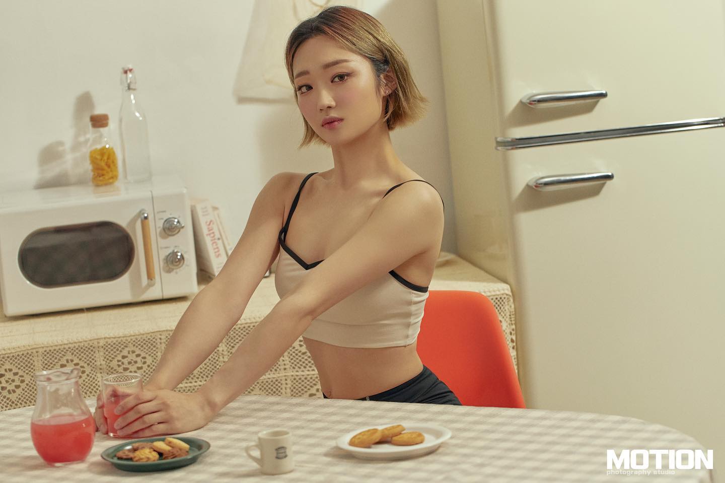 Covid D+6 로나코 6일차🤒
격리 하루 남았다...! 🥹

나는 슈퍼면역자인줄 알았는데, 결국은 걸렸고, 인스타 하는 걸 보니 이제야 정신이 들긴 한 듯...?

아직도 목은 너무 아프다.. 
왜 나는 무증상이 아닌가 ㅠㅜㅠㅠ
넘넘 아팠기 때문에 웬만함 다들 안 걸리도록 조심하길 바란다... 

여러분 진짜 걸리지마세요 몸 뚜드려 맞은 것 처럼 아프더라고요;;

📸The best moment of this year 올해 중 제일 몸 좋았을 때;;
