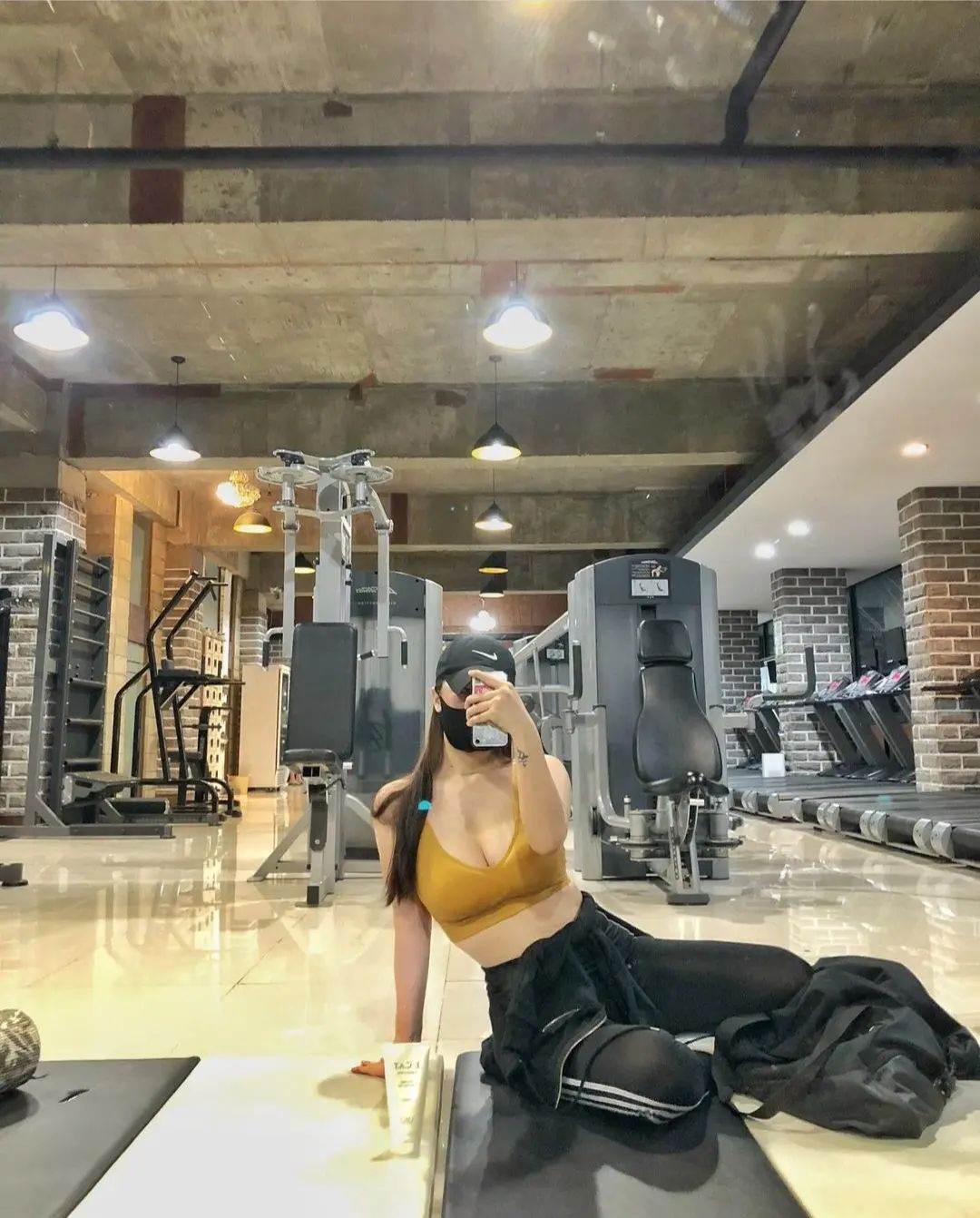 뚜하-!
귀차니즘 심한 저지만..
이제는 반복하지 않겠다 다짐
앞자리 꼭 바꿔보겟다고 다짐ㅠ
평생 유산소를 안하다 요즘은 유산소를 하고 있는데
미치겠어요ㅎㅎㅎ 너무 힘드네요??

나시입고 헬스장 죽어도 못갔던 저인데
역시 팔뚝 자신감 업시킨 후로는ㅎㅎ 입게되네여

후..^-^
인스타를 안헌지 1년6개월
그동안 소통 하셧던 분들이 
팔로우를 끊으신 분들이 엄청 많더라구요ㅠㅠ흑흑
핀하셨던 분들마저.. 또르르 속상속상 ㅠ
다시는 떠나지 않을테니
우리 다시 소통해용 여러분-!!!♡
나름 개인적인 사정이 있었답니다ㅠ.ㅠ

또다시 열심히 일살소통 해보도록 할게용
오토바이 타는모습도 보여드리고 싶은데 비가..
서울사시는 인친분들 괜찮으시나요ㅠ