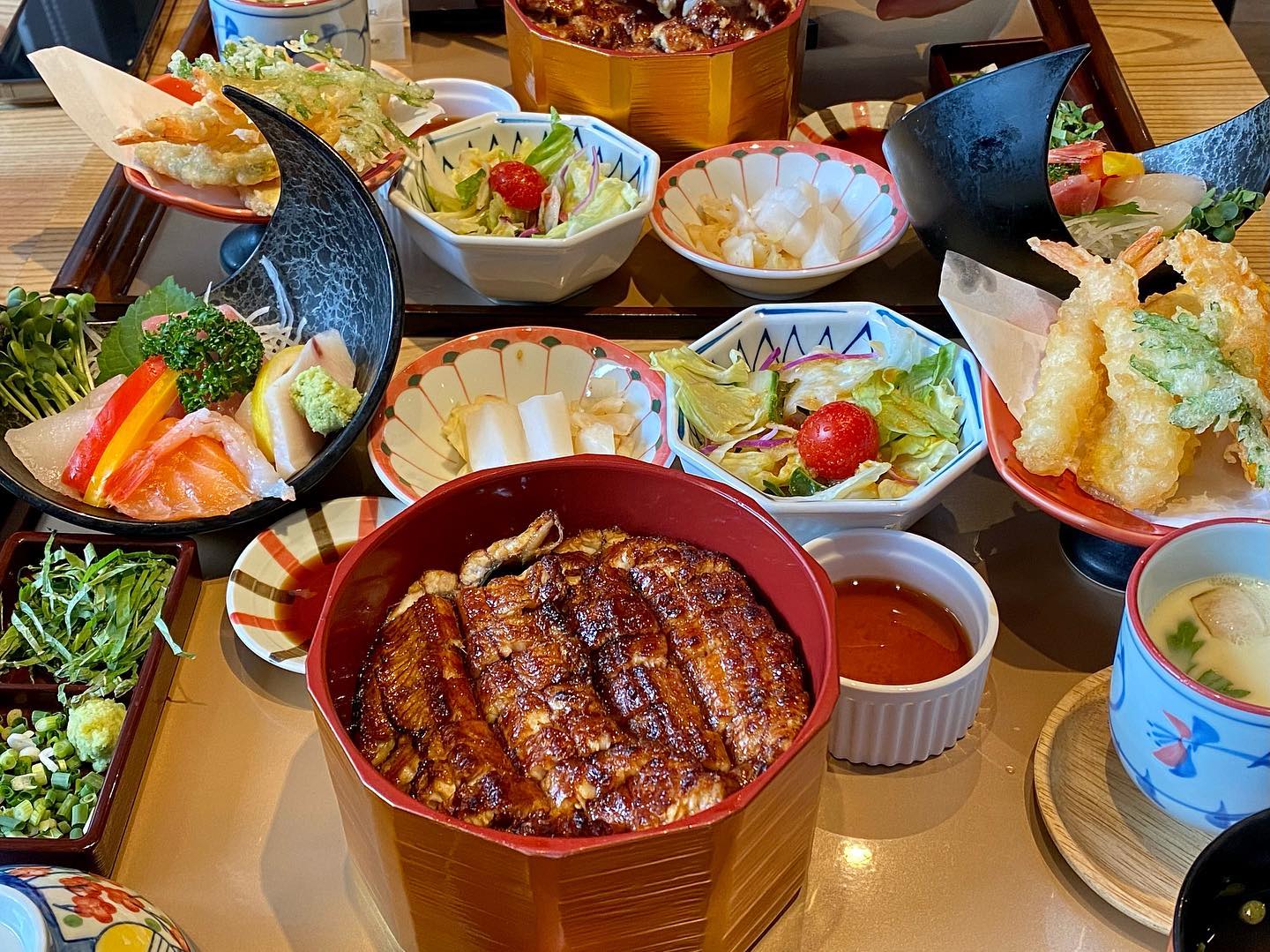 #양재역맛집 #서초동일식당
#우나유 #히츠마부시

- 우나유세트 49,000원

히츠마부시+사시미+튀김+차왕무시 등
오픈 시간에 가서 메뉴가 빠르게 나오며
이쁘게 차려져 나와서 카메라가 저절로 향하는 비주얼이다

짭조름한 장어에 와사비, 깻잎 조합이 훌륭하다
가시가 걸리지 않고 부드러운 편이며 흰밥과 잘 어우러진다
사시미 구성과 신선도도 좋고 튀김, 차왕무시도 훌륭하다
전체적으로 흠잡을 것 없는 일식당.
:
심심해서 일년만에 포수팅
2022년 먹은 것들 다시 기록 시작.