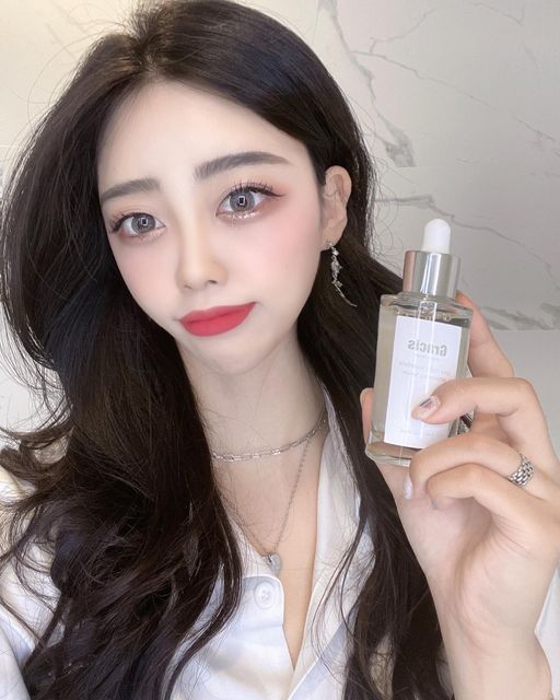 혜나 on Instagram: "맨날 전국구로 돌아다니다보니 햇빛은 싫어하는데 썬크림 바르기는귀찮아..🌚 기미가 스믈스믈 올라오는것같아서 관리 받기는 귀찮고 🥲 요즘대세는 홈케어니까🫠 비타