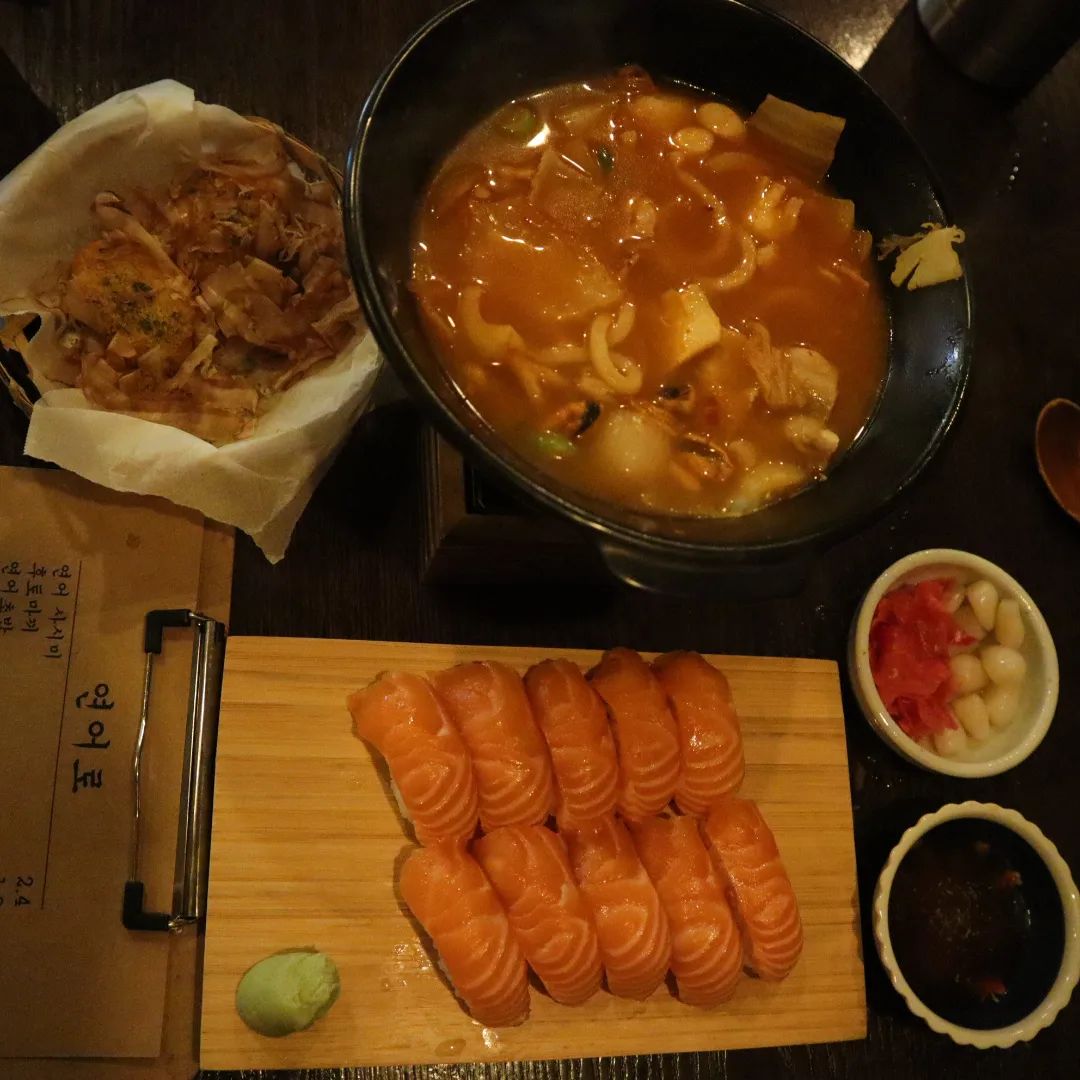 #협찬 대구 동성로 삼덕동 🍣연어로🍣 에서 연어초밥 과 해물김치우동 과 고로케 를 먹었어요. 

♡연어초밥의 연어가 부드럽고, 신선하고, 두툼해서, 정말 맛있었어요ㅎㅎ 진짜 연어맛집 맞아요ㅎㅎ
담엔 연어사시미 먹어야 겠어요ㅎㅎ 

♡해물김치우동 은
얼큰한 국물에, 오뎅에, 해산물도 꽤 들어 있고 고기도 들어 있었어요ㅎㅎ 

♡고로케 는 게살2와 새우3 이 있는데, 속에 든 게 따끈하고 맛있어요ㅎㅎ 

♡초반에 기본적으로 주는 연어가 든 미역국도 맛있어요.

♡이자카야 의 아늑한 공간 인데, 조명은 은은하고, 깨끗하고 테이블이 크고 간격이 넓어서 진짜 좋았어요. 

♡입구부터 분위기 좋은데, 포토존으로 손색없는 인테리어 에요ㅎㅎ 

♡평일에도 웨이팅이 있을 정도로 맛있고 인기 많은 곳 이랍니다ㅎㅎ 

♡동성로 오시면 연어 맛집 ♡연어로♡ 추천합니다.

💗 연어로 salmon__ro 
📍 대구 중구 동성로3길 32-13 (삼덕동1가 28-32, 🚉 반월당역 10번 출구 394M)
⏰ 화, 수, 금, 일 17:00 - 새벽 01:00 / 금토 17:00 - 새벽 01:30 / 정기휴무 (매주 월요일)
📞 0507-1371-8439
✔️단체석, 무선 인터넷, 남/녀 화장실 구분

#삼덕동술집 #대구연어맛집 #대구연어 #대구중구맛집 #대구술집 #대구술집추천 #삼덕동맛집 #대구맛집추천 #대구핫플 #반월당역술집 #반월당역맛집 #대구연어맛집 #대구데이트 #연어로 #대구동성로맛집 #대구동성로연어 #대구동성로맛집추천 #대구안주맛집
#먹팔 
#대구맛집 
#반월당맛집 #교동맛집 #동성로숨은맛집 #대구숨은맛집 #동성로술집  #대구데이트  #foodporn #foodstagram #salmon 
#연어  #food