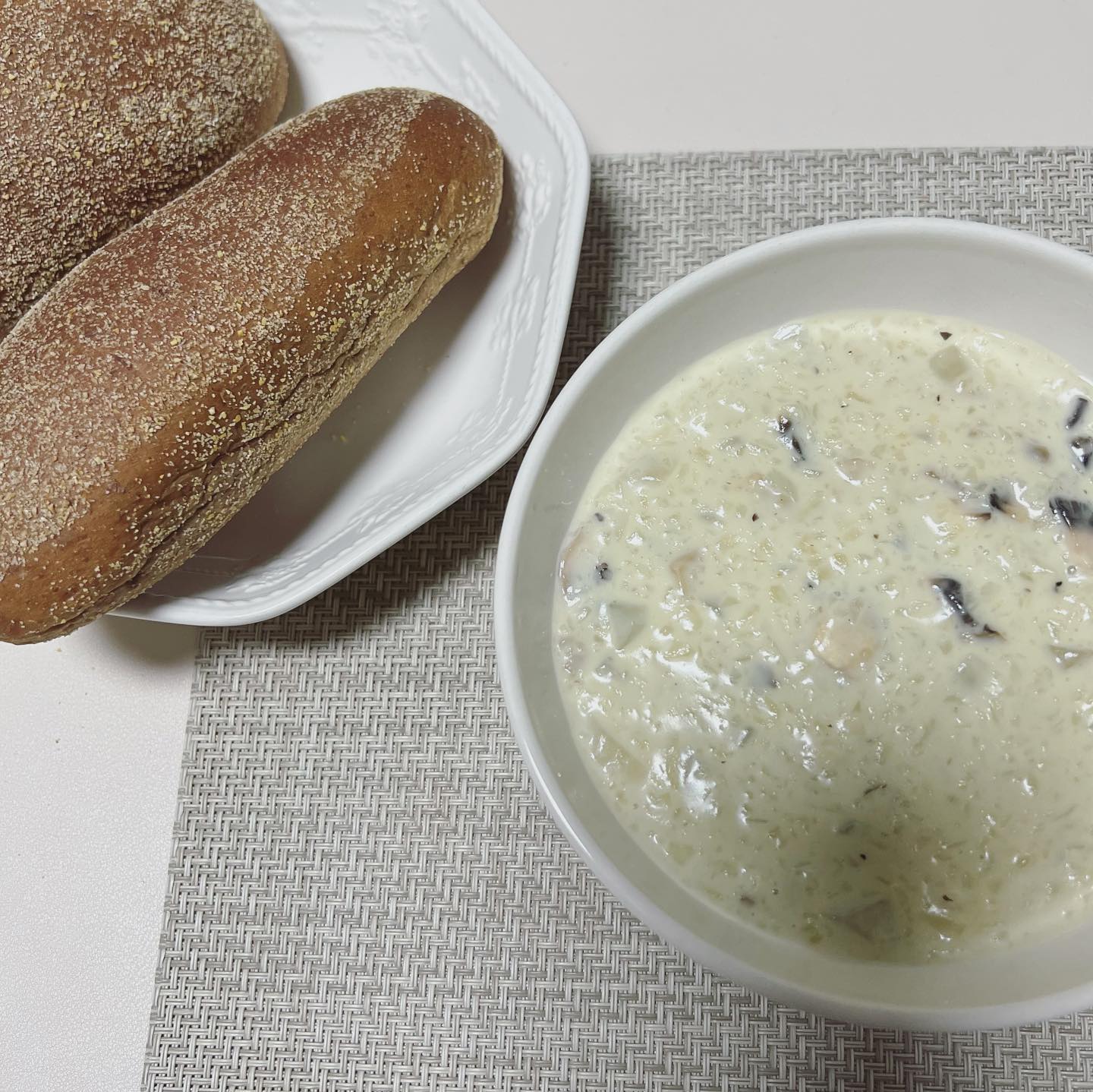 감자양송이스프 😋치과진료받는 짝꿍때문에 죽이나 스프를 자주 찾는 요즘. 양송이만 넣고 끓인 것보다 갈은 감자 넣어 섞어 끓이니 더 든든해서 맛있었다. 마음만은 아웃백🥔🥖🥐