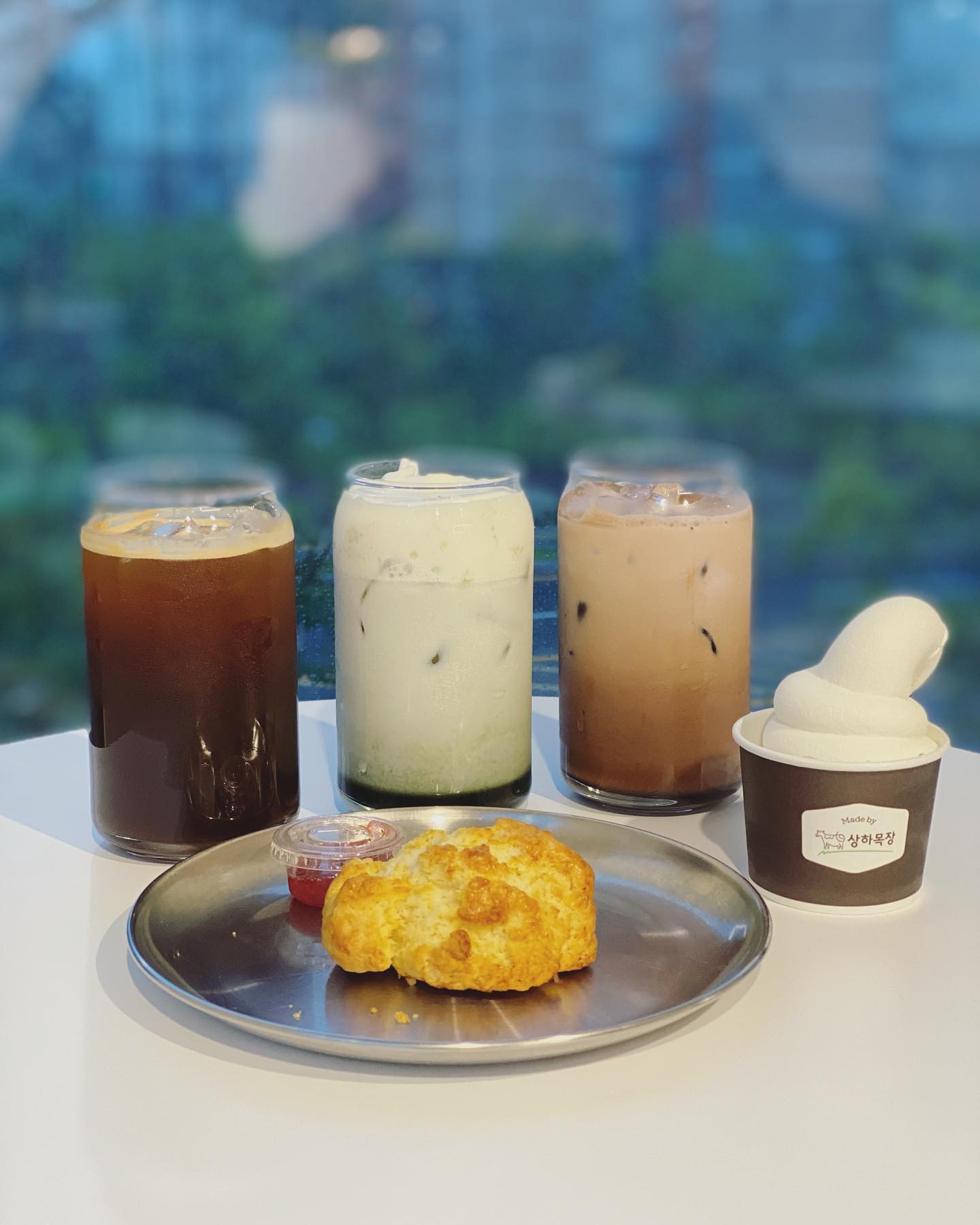 저녁 먹고 두촌리카페 왔다🥹
비오는날 창밖보며 먹는 쑥라떼 맛있다. 신랑은 카페를 안좋아하는데 여긴 빈백도 있다며 세상 좋아하네😂

#비오는주말 #일상 #내일은또쉰다 #아싸 #여유로운일욜저녁