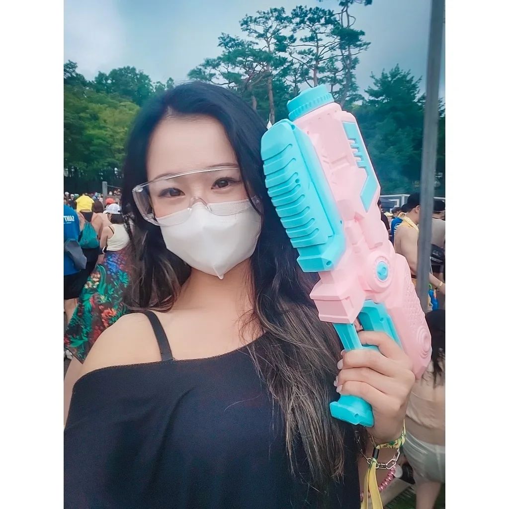 #20220813 #워터밤 #워터밤수원 

워터밤은 처음인데 옴총 재밌고 옴총 신나요😆

노땅이라 가수들 보고 감흥은 없었지만 ㅋㅋㅋ 
분위기가 신나서 방방 뛰고 왔습니다🥰

불꽃이랑 마지막에 조명에 비치는 비는 감성업💙

#최고야👍