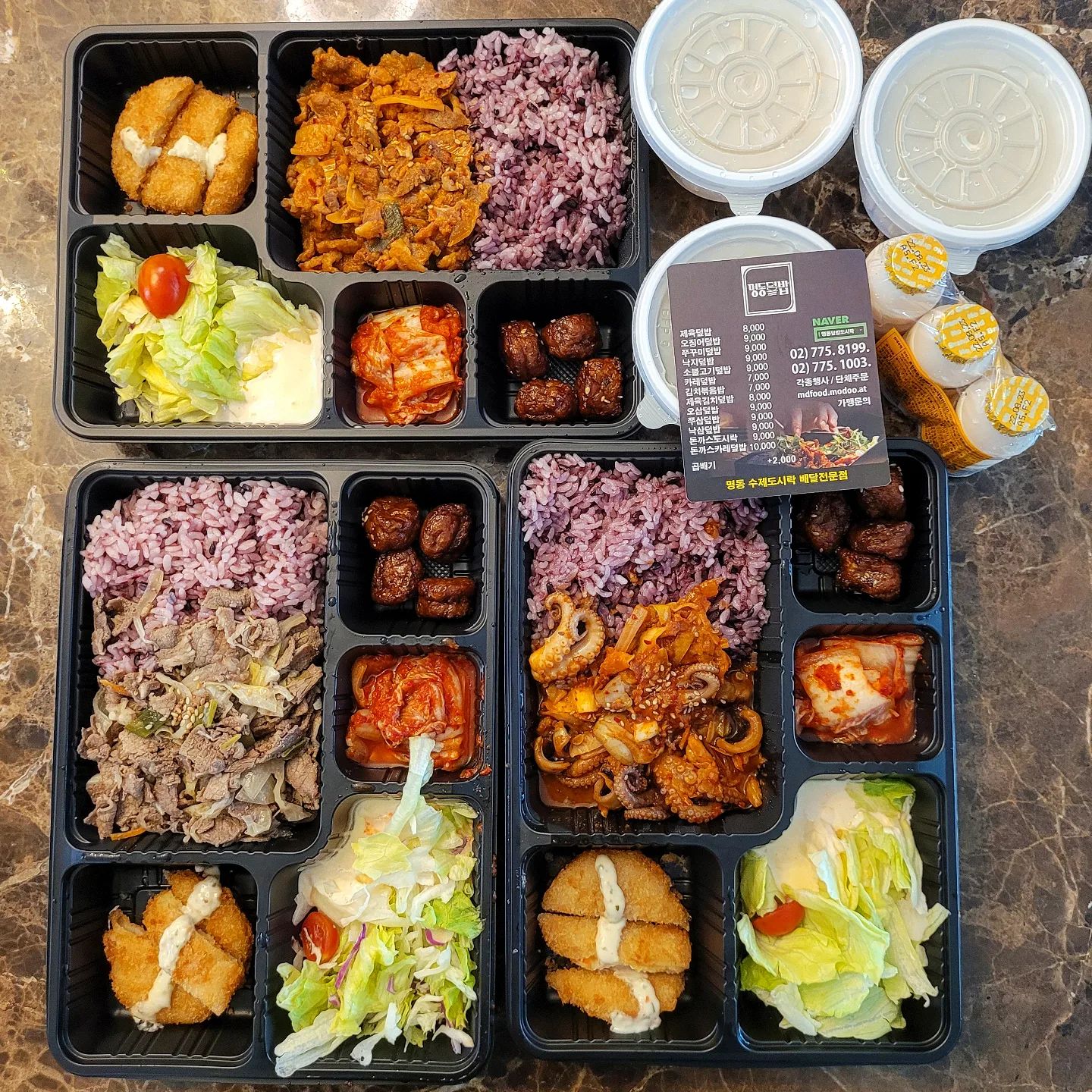 #협찬 - 정갈하고 가성비 좋은 도시락 #명동덮밥도시락 🍱 

안녕하세요! 👋 
요즘처럼 무더운 날, 다들 점심 어떻게 드시나요? 저는 날마다 다르지만 종종 도시락을 배달하거나 잔뜩 쟁여오기도 하는데용(편의점 질림..) 명동에 도시락맛집이 있다고하여 도시락 픽업을 해왔어요.
.
.
도로명 주소:
 서울 중구 명동10길 35-12 메이원호텔 지하1층 명동덮밥도시락
.
.
예약후 픽업방문하니 바로 준비되어있었던 ! 
한층 전체에서 도시락을 만들고 계셔서 놀랐습니다! 언뜻봤지만 위생적으로 관리하고 계신 것 같았고요, 도시락은 갓 만들어져 뜨끈뜨끈했어요 :)
 ㄴ포장/배달/단체주문 전문업체라고 하는데! 그래서인지 주문전화나 알림소리가 많이 들리더라고요. 
.
.
국이랑 요구르트까지 챙겨주심!
기분좋게 집으로 출발했답니다 🏡 
.
.
제가 주문한 메뉴는
1. 제육
2. 소불고기
3. 쭈꾸미 볶음이에요

밥은 흑미라서 좋았고요,
제육은 매콤하니 잡내가 없어 맛있게 먹었답니다. 쭈꾸미도 질기지 않았고요. 소불고기도 마찬가지로 질기지않아 맛있게 먹었어요. 사이드로 동그란 미트볼과 샐러드, 새우감자 고로케가 있는데요 호불호 없는 반찬이라 칭찬합니다 😆

가격은 7,000원에서 10,000원 사이로 도시락을 선호하시는 분들이라면 가격 굿 합리적인 것 같아요.
.
.
블로그를 찾아보니 단체주문시 전화로 맞춤도시락 상담도 가능하다고하니 이점도 참고해보셔요!
.
.
#명동덮밥도시락#명동도시락#명동덮밥#명동돈까스#명동컵밥#명동제육볶음#서울도시락#중구도시락#서울도시락맛집#명동단체도시락