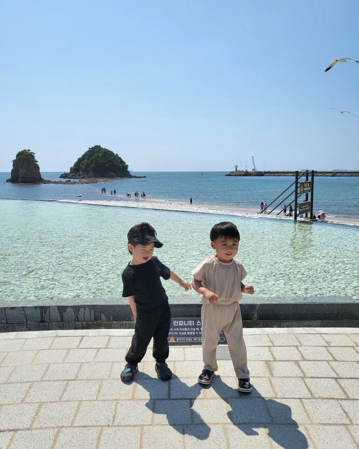 #석현이네_국내여행 

#아기랑외출 #아기랑여행 #33개월아기랑
#밀린업뎃 #오늘아님 

갯벌체험해주고 싶어서 간 꽃지해수욕장🏖
날씨도 너무좋아서 놀기 딱 좋았던곳
유아들이 놀만한 작은 풀장도 있어서 수영복으로 갈아입고 신나서 첨벙첨벙~ 물빠지고 소라게도 게도 보고 불가사리도 보고 조개는 구경도못했다ㅠㅠ 구멍파진곳에서 갑자기 상어도 불러보고(?) 

우리가 생각한 갯벌체험은 아니였지만 아이들이 좋아해서 다행이였다 열심히 뛰어놀다먹은 핫도그가 맛나지? 

갯벌놀이할때 짐도싣고 애들도 앉히고 썰매가 신의 한수✌️

     
🏷
#꽃지해수욕장
• 충남 태안군 안면읍 승언리

     
#육아맘 #육아정보 #육아소통 #아들맘 #육아소통 #육아맞팔 #육아스타그램 #육아일기 #육아기록 #33개월 #맘스타그램 #아기랑갈만한곳 #바다갈만한곳 #태안 #육아팁 #아기랑 #여행 #감성육아 #육아 #집콕 #스트레스해소 #셀프촬영 #그로커챌린지 #그로커