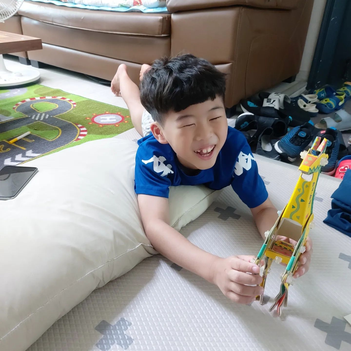 2022년08월18일

몇일전 인스타에서 본 아트봇.
설문조사를 참여하면 보내준다기에 울애들 잘만들것같아서 신청했는데 어제 도착해서 오늘 아침에 만들어봄.

친환경소재이다보니 박스로 받는순간 속 완충재도 종이로 그물쳐서 안전하게 배송받았음.

TOY,SAVE THE EARTH
란 문구가 있는데 친환경적이라는걸 느껴져서 안심했다.

우리 둘째는 깡통로봇을 선택했다.
스스로 색칠해서 꾸미고 조립까지 해야하는건데
둘째는 소근육발달이 아직 느려서 그런지 내가 좀 도와줘야하는 부분이 있었던 반면

우리 첫째는 아프리카 기린을 선택했는데
이건 좀 내가봐도 난이도가 있어보였음.

어찌나 손재주가 있는지 초집중모드돌입.
내손을 굳이 거치지 않더라도 스스로 알아서 척척 만들어내고 다 만들었다고 완성하고서는 뿌듯한지 좋다고 환하게 웃어줌!

재밌다고하니 다행이다^^
요즘 인기리에 방영중인 고래가 왔었음 했지만
뭐 이리 받은거에 감사함을!

아트봇은 아이들 종이장난감으로 친환경적인 소재 100% 사탕수수라는 점이 안심 된다.

#아트봇 #아트봇체험단 #종이장난감 
artbotstore