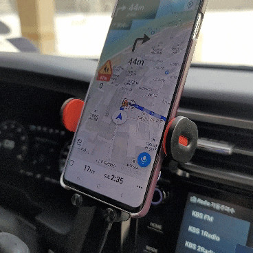 안정적으로 잡아주는 아이나비 차량용거치대 무선충전까지