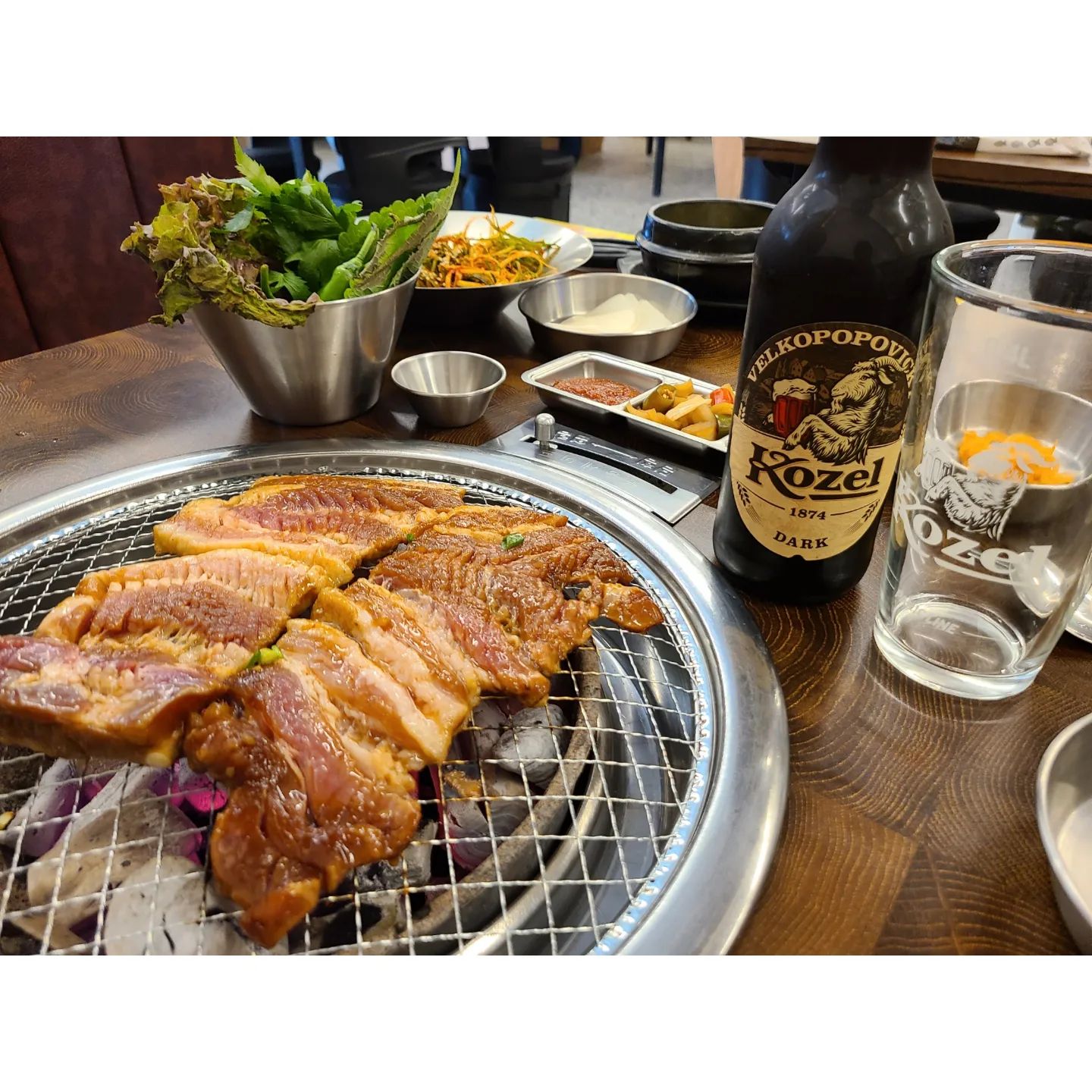 #협찬 부산맛집 #골목갈비집

오늘 소개시켜드릴 맛집은 
부산역 근처 초량동에 위치한 골목갈비집 입니다🤗

골목갈비집은 가게들이 많이 있는 골목에 위치하고있는데
다른 가게들과 달리 외관이 세련되고 
가게앞에 포토존까지 있어서 
유독 눈에 띄는 가게였어요👍

내부도 외부 만큼이나 깔끔하게 정리되어 있었고 
테이블 간 거리가 조금씩 있어서
편안한 마음으로 식사를 할 수 있었어요😊

자리에 앉아서 주문을 하니 
밑반찬과 각종 야채들을 세팅해주셨고 
셀프바도 준비되어있다고 안내해주셨어요
바로 셀프바로 달려가니
정말 다양한 식재료들이 준비되어있더라구요👏👏
가장 눈에 띄는거는 양념에 절여져있는 껍데기였어요 
껍데기를 셀프바에서 무료로 주다니요😭
정말 인심이 좋은 가게라는 생각이 들었어요💯

저희가 주문한 메뉴는 양념돼지갈비였어요
맛있게 양념에 절여진 양념돼지갈비와 
버섯, 꽈리고추 등이 함께 세팅되서 나오더라구요🤤

숯불에 양념돼지갈비를 구우니 금방 맛있게 익었어요!! 
양념갈비의 매력은 단짠단짠인데 
정말 적절하게 단짠이어서 너무 맛있더라구요😋
밥이 너무 땡겨서 밥과 된장찌개도 바로 추가로 주문을 했어요🤣

된장찌개는 의외로 짜지 않아서 너무 좋았어요!!
밥 위에 돼지갈비를 얹어 한입먹고 
국물을 한숟갈 떠먹으면 정말 꿀맛이더라구요💯👍👏
또 군침이 돌아요 ㅠㅠ

식사 중에 사장님께서
코젤 맥주도 판매를 시작했다고 서비스로 주셨는데
의외로 돼지갈비와 코젤맥주가 잘 어울리더라구요 ㅎㅎ 
꼭 한번 같이 드셔보시길 바래요🤗

초량동에 돼지갈비집이 꽤나 있지만 
이정도로 깔끔하고 맛있는 가게는 처음이었던거 같아요👍
부산역 근처에 놀러 가시는 분들 계시면 
골목갈비집에서 돼지갈비에 맥주 한잔 하시길 강추드릴게요😍

#부산역맛집 #부산역고깃집 #부산역삼겹살 #부산역돼지갈비 #초량맛집 #초량고깃집 #초량돼지갈비 #고깃집포토존 #벽화 #이쁜그림 #골목갈비집
