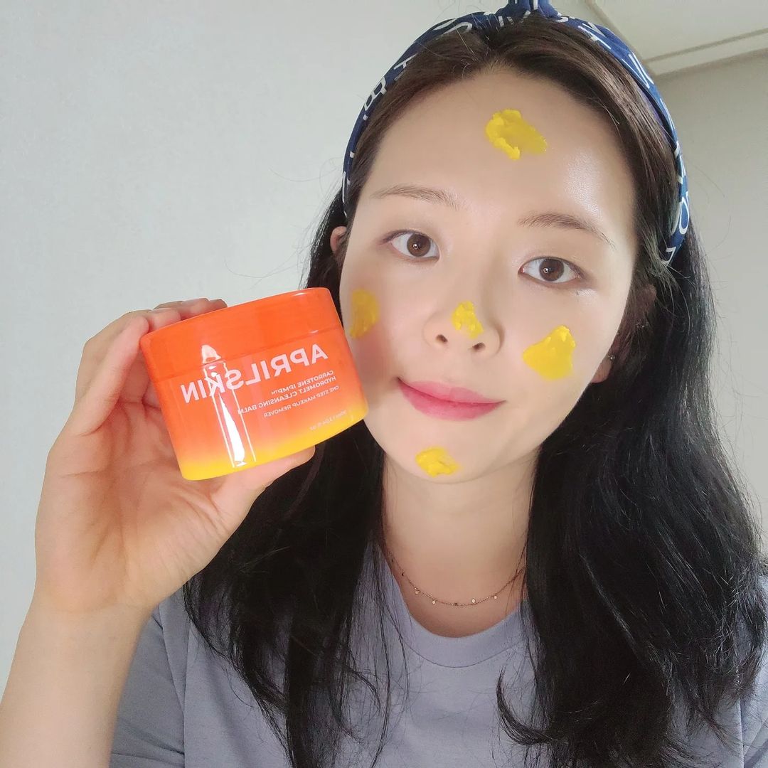 @lovesome_eunn on Instagram: “#광고 에이프릴스킨 캐로틴 IPMP 멜팅 클렌징밤 메이크업을 한 후, 리무버로 이중세안 할필요없이 워터프루프,포인트 메이크업도 한번에 지워지는 밤이 나왔어요! 딥
