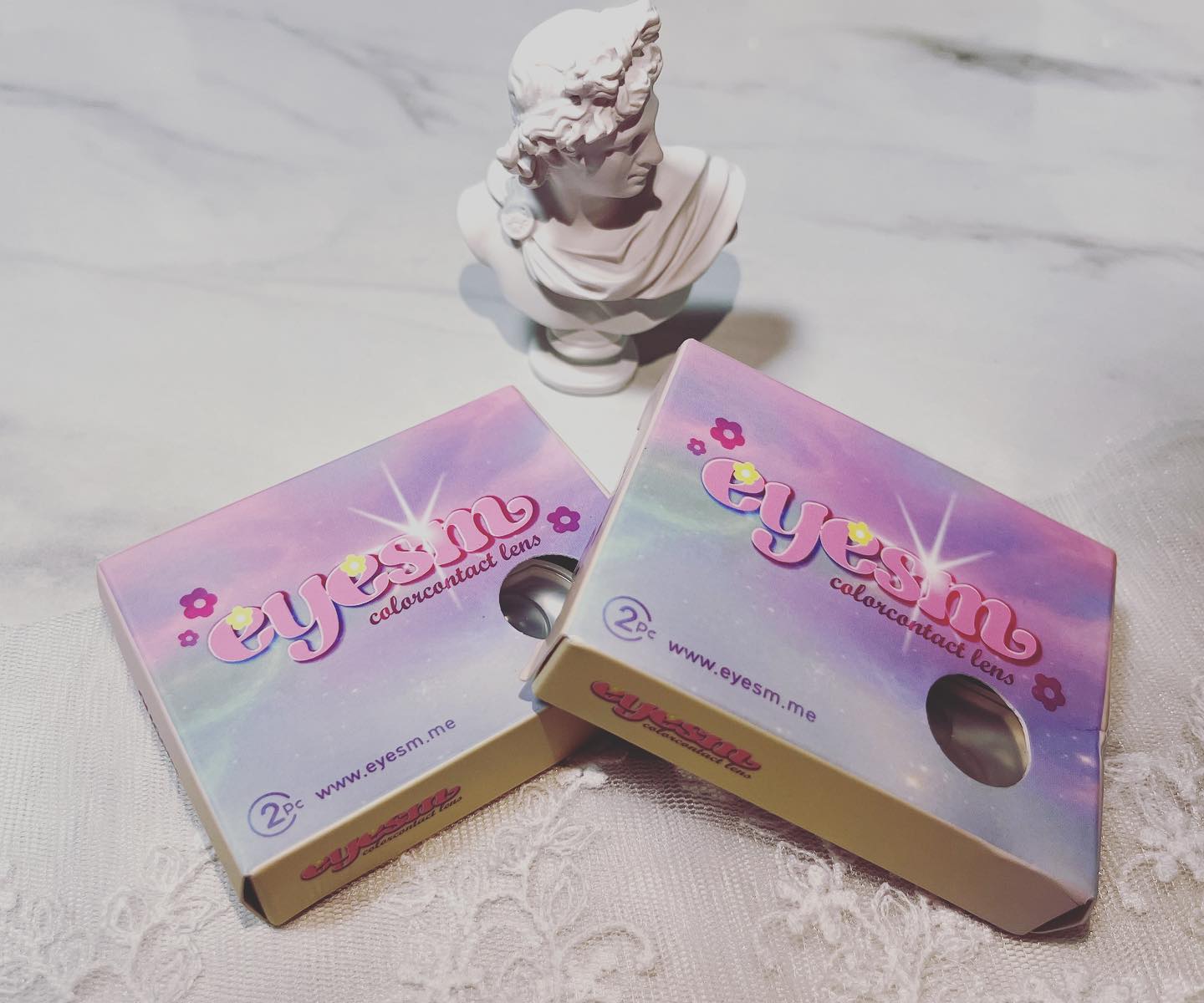 #협찬 eyesm_lens #컬러렌즈 #케이뷰티
그레이 렌즈 엄청 엄청 좋아하는 1인으로서
완전 강추강추 합니다!👍🏻
하루종일 껴도 컬러렌즈 임에도 불편없고 촉촉한 렌즈를 찾는다면?

아이즘렌즈 겟겟🛍

적당한 크기의 직경과 트렌디한 발색 채고당!🥰
그레이도 한 가지가 아닌 두가지제품 모두 다른 느낌이 있어서 좋았어요 

💐세피아 그레이는 데일리로도 무난하고 평상시 or 진하게 화장안하시는 분들도 무난히 쓰기 좋은 렌즈!

💐마린 그레이는 밝은 그레이의 렌즈이고 약간 혼혈렌즈 좋아하시거나 밝은컬러 or 특별하게 꾸미고싶다 그럼 마린그레이! 추천입니다

가격도 괜찮고 색상도 예뻐서 컬러렌즈 끼시는 분들 그레이좋아하시는 분들 강추드려요~👍🏻

✔️직경 14.2mm
✔️그래픽 직경 13.0~13.4
✔️한달렌즈
✔️저렴한가격 👍🏻

#아이코디 #렌즈 #콘텍트렌즈 #그래도진짜리뷰 #찐리뷰 #신상품나왔을땐 #08L #컬러렌즈 #촉촉한렌즈 #눈이편안한렌즈 #그레이렌즈맛집 #컬러렌즈 #데일리렌즈 #특별한날렌즈 #그레이렌즈추천