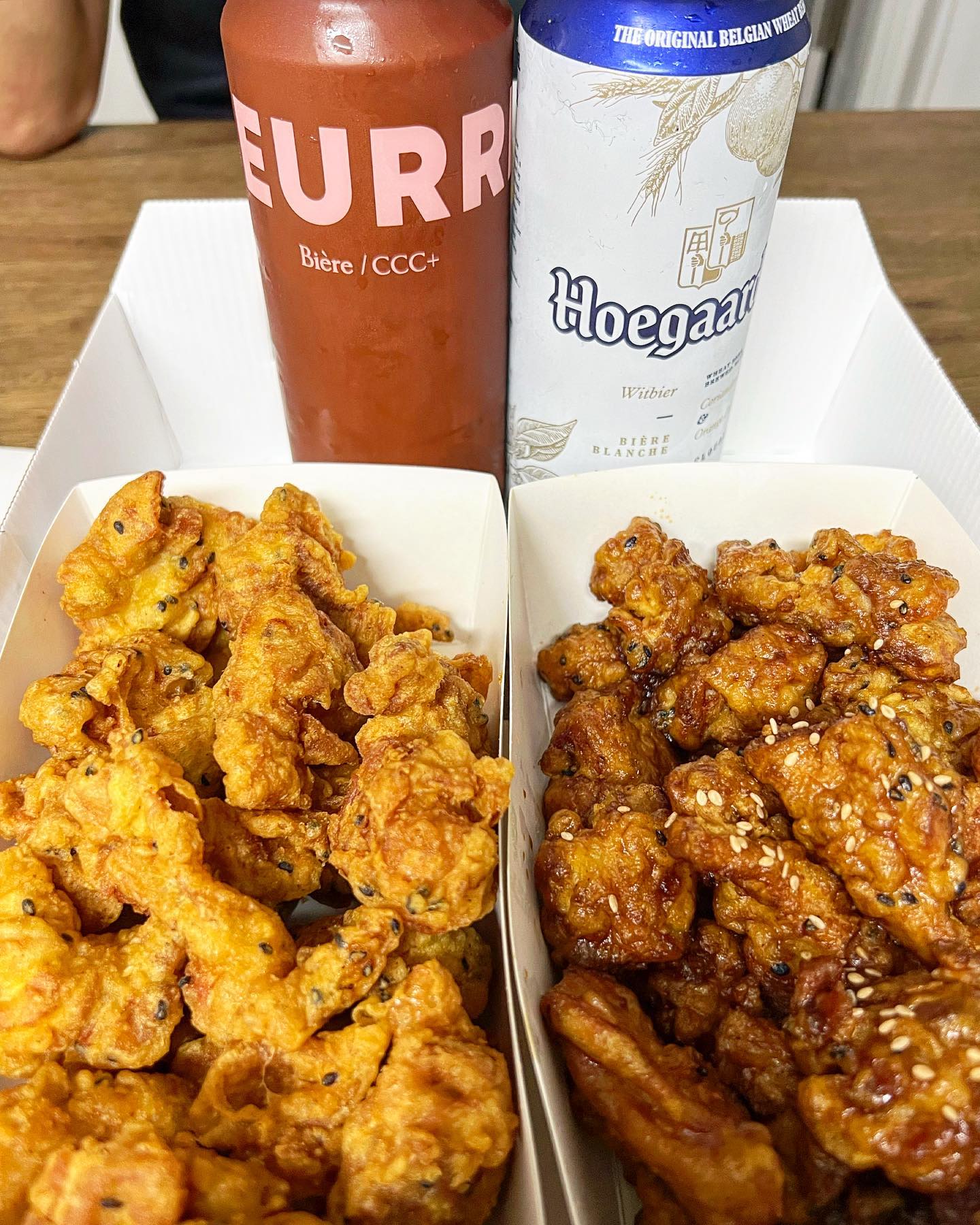 ✔️블랑제리뵈르 버터맥주 후기🍺

빠른 육퇴 후 기대만땅한 버터 맥주를 한모금 먹었는데 으음..ㅎㅎ한캔 한캔 깔 수록🙄🙄

맥주 치고는 탄산이 강하지 않고 끝에는 쓴 맛이 나요 기대했던 것보다 밍밍😵‍💫아 요고 무슨 맛이죠 대체ㅠㅠ

제 입맛에는 그나마 아몬드 CCC+가 제일 낫더라구요 헤이즐넛 DDD+ 옛날에 덕선맘이 차량용 방향제 매니아였는데 커피향나는 방향제를 한번씩 사서 차 안에 고이 모셔두었거든요 약간 그 향이 입안에서 맴ㄷ..랏 바닐라랑 캬라멜은 이하 생략하겟슴동..

아 참 !!!! 사진 속에 보이는 닭강정 진짜 너무 맛있는데 다음에 피드에서 소개해드릴게요🫶🏻 

익산분들 진짜 닭강정이랑 치킨은 무조건 여기에오 여기 
처음부터 끝까지 먹으면서 감탄했어요
물론 이 집 치킨과 닭강정 식어도 너무 맛있거든요😎
이 집 닭강정에 깻잎 싸서 먹으면 기절

더 끄적이고 싶은데 아기가 깨서 저는 이만 총총,,🐰