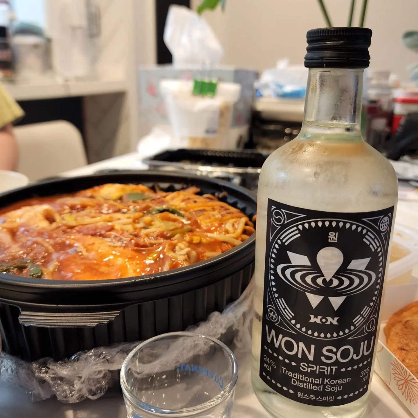핫하디핫한 #원소주#wonsoju#soju 득템한날-!!!!
두병이나-!!!! 😍😍😍🤗🤗🤗
한병 순삭. 
소주즐기는 타입 아니지만...
남편이 1병다마시고... 난 맛만 보았음. ㅋㅋㅋ
갠적인 #원소주맛평  정종 사케 같은 느낌이 나는술...
약간...뭐랄까  술알못인 내가평가하는거라 이게 맞다-!! 라할순없겠지만. 약간 청하의 고급 버전 느낌??? 같음 ㅎㅎㅎ

이날 안주는 #해물찜 모듬 해물찜 + #곤이 추가추가♡♡♡

#소주#술#술스타그램 #gs25 #gs25원소주#핫한소주#핫한술