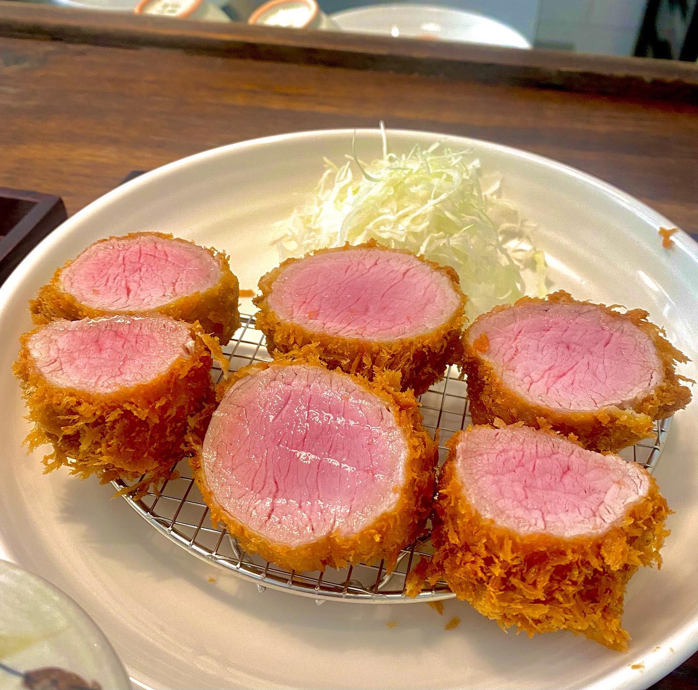 🐷돈까스 좋아한다는 사람들은 다안다는 돈까스 맛집에 다녀왔습니다!

요즘 돈까스는 70퍼센트 정도 익어서 씹을때 부드러운게 대세인거 같아요🐷🍤

저는 근데 항상 좀 더 도톰했으면 좋겠다 싶었는데,
이름부터 ‘도톰카츠’인 제대로 된 돈까스 맛집 다녀왔습니당😋
여섯 조각밖에 안되지만 한 조각이 커서 배 불러용

진짜 도톰도톰해서 한입에 안들어가는데, 씹으면 사르르 잘려요🥰

비린 맛도 하나도 안나고, 돈까스🐖 트러플 소금🧂 와사비💚가 잘어울려져서 계속 먹고 싶어집니다.

제가 간 일산점은 오픈한지는 겨우 두달 정도 됐는데, 벌써 웨이팅이 있어요🌿
저는 아빠랑 자주 가는데, 매장도 깨끗하고 맛있어서 돼이트 맛집으로 추천함미다꿀꿀🐽

서울에도 건대 목동 곳곳에 있는거 같던데 다들 꼭 제대로 도톰한 두입 돈까스 먹어보세요 ❤️‍🔥

대표메뉴:
안심 돈까스 13,000원🤍
가브리등심 돈까스 14,000원 

.
📍도톰까츠(일산점)경기 고양시 일산동구 정발산로42번길 60 1층 114호

🕑11:00 ~ 20:30 Everyday 
(16:00 ~17:00 Break)