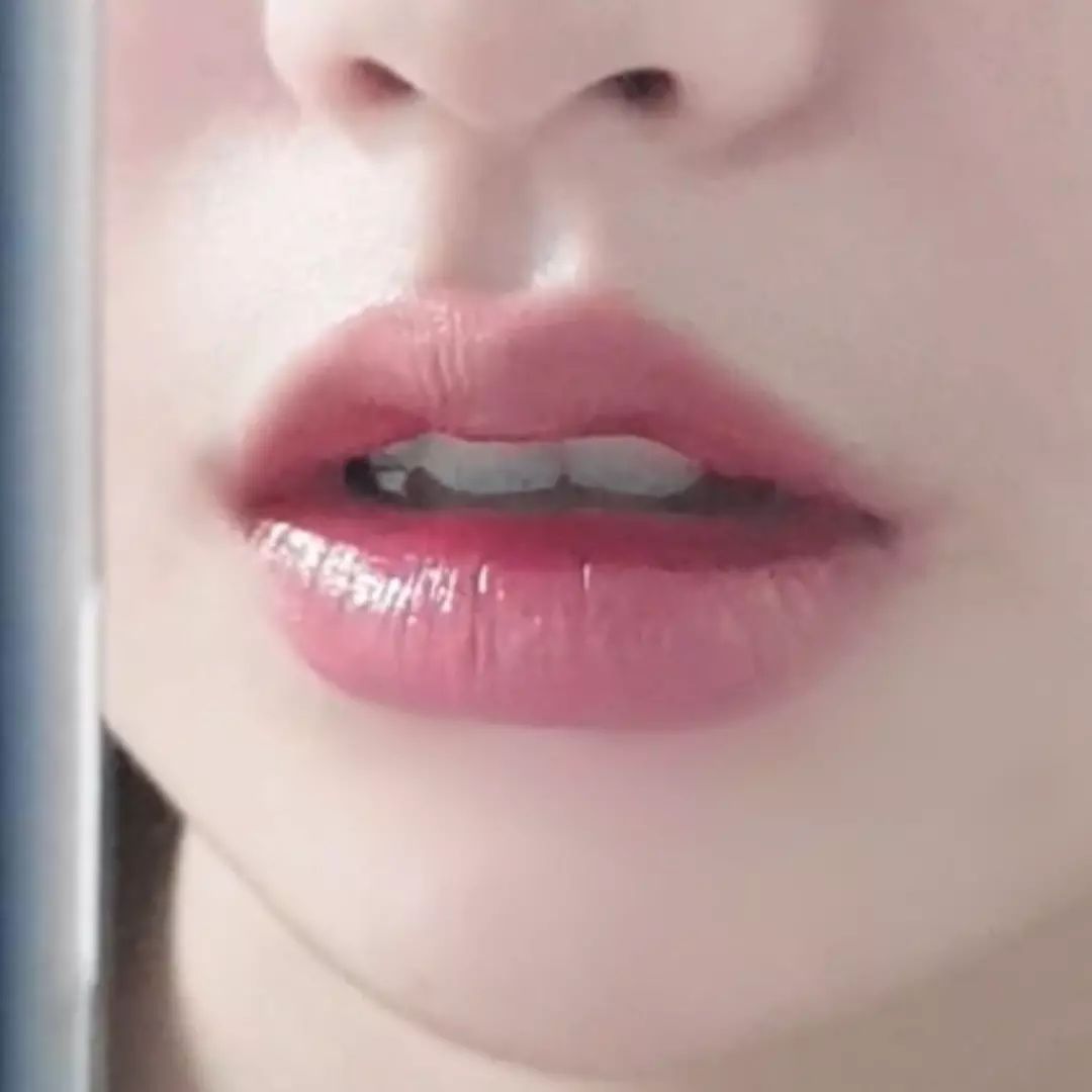 #MOTD 요즘 최애 #립조합 😚❤

베이스로 #롬앤 제로 매트 립스틱 #핑크샌드 에 포인트로 #릴리바이레드 글래시 레이어 픽싱틴트 #킬미플럼 얹어주면 세상 영롱하니 이뻐요><😍