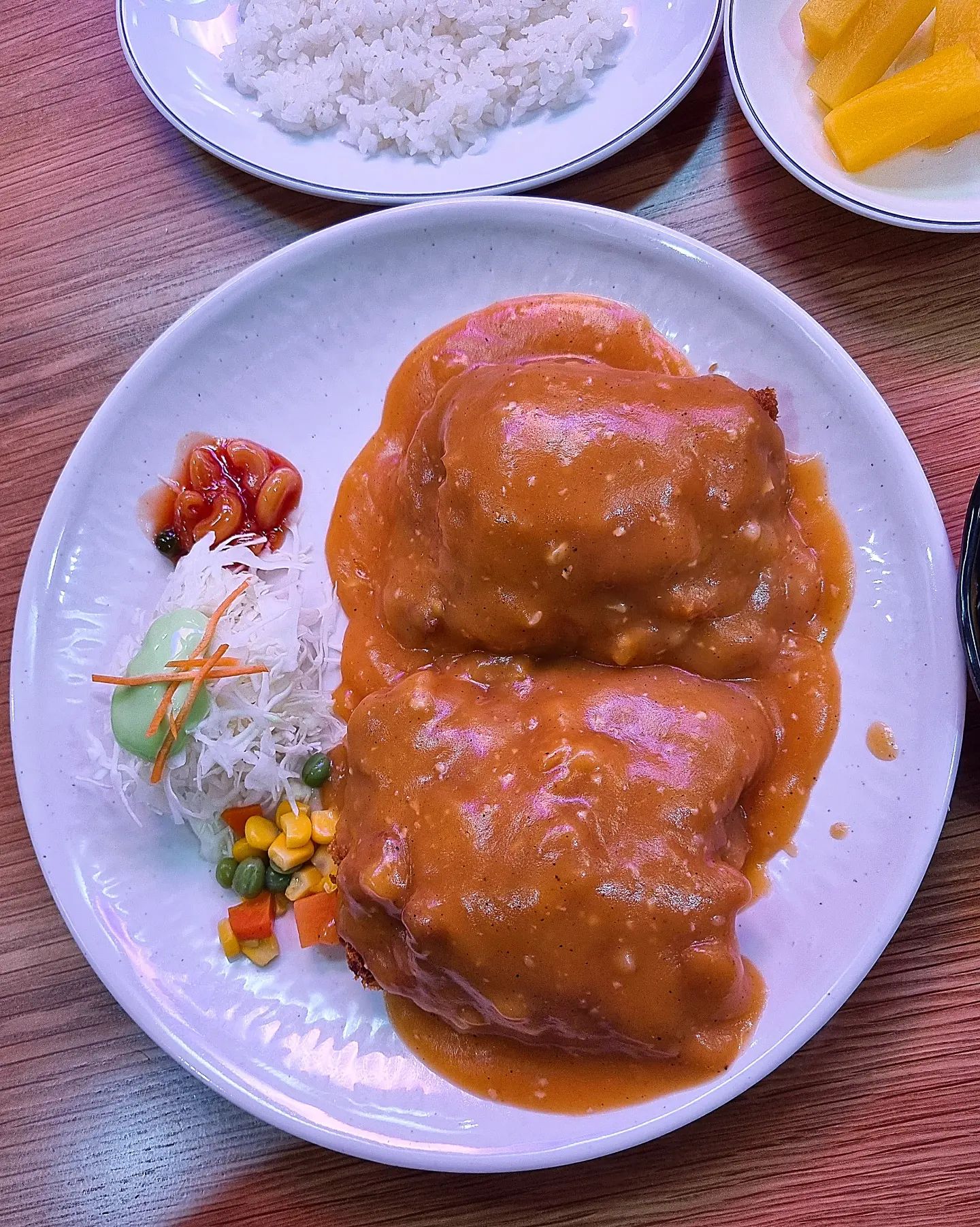 백종원과 정준호와 사과의 고장(?) 예산으로 노포 투어

돈까스 맛집 다녀왔는데 향수에 젖는 소스 맛에 치였읍니다..
스프 빠진 경양식은 취급 안 한다 생각 했었는데 이 집은 용서할게요 🙏

일단 그리고 치즈가 과해요 과해
이렇게까지 치즈 인심이 좋을 수가 싶을 정도로 마구마구 때려 부었어요
치즈비가 폭우 수준 🧀☔
치돈 덕후까지 자칫 지칠 가능성 있는 맛..? 치즈 덕후들은 환장할 것 같아요

사이드로 쫄면과 칵테일 후르츠 중에 선택 가능 🍒

바로 옆집에 예산 돈까스 양대산맥이 딱 붙어있는데 그 집이 5백원 더 비싸고, 스프와 쫄면 중 선택 가능해요

다음 예산 방문 때는 상도덕 없어보이는 바로 옆집으로 가볼게요 🫡

#옛날돈까스 🐸
예산군 예산읍 예산로164번길 21