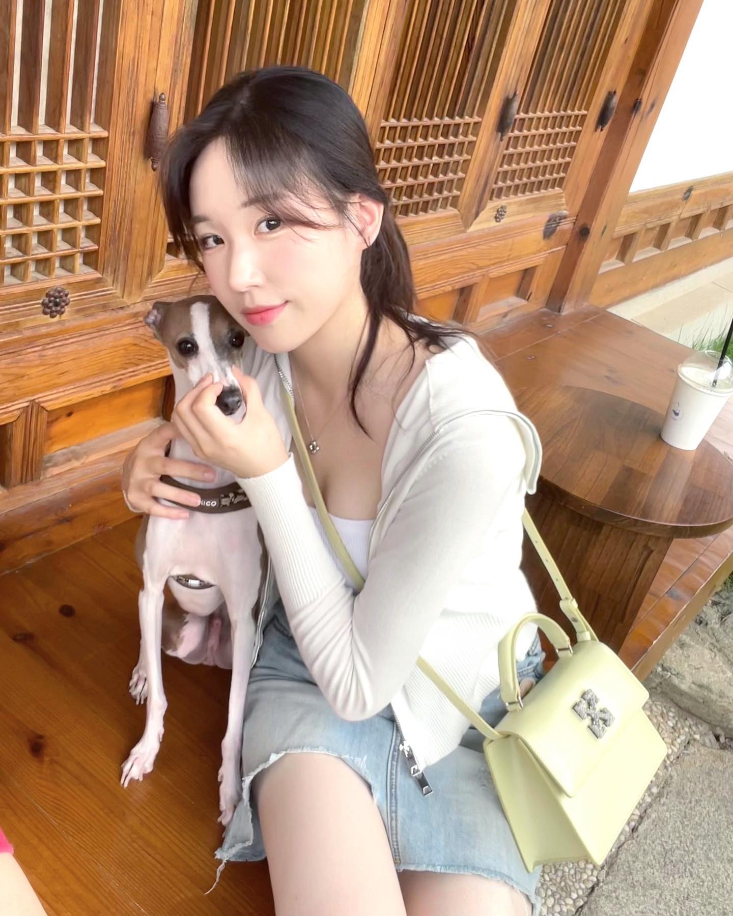 자세교정이 필요한 쌩쌩씨
#청화공간 #카페추천 #부러진 다리