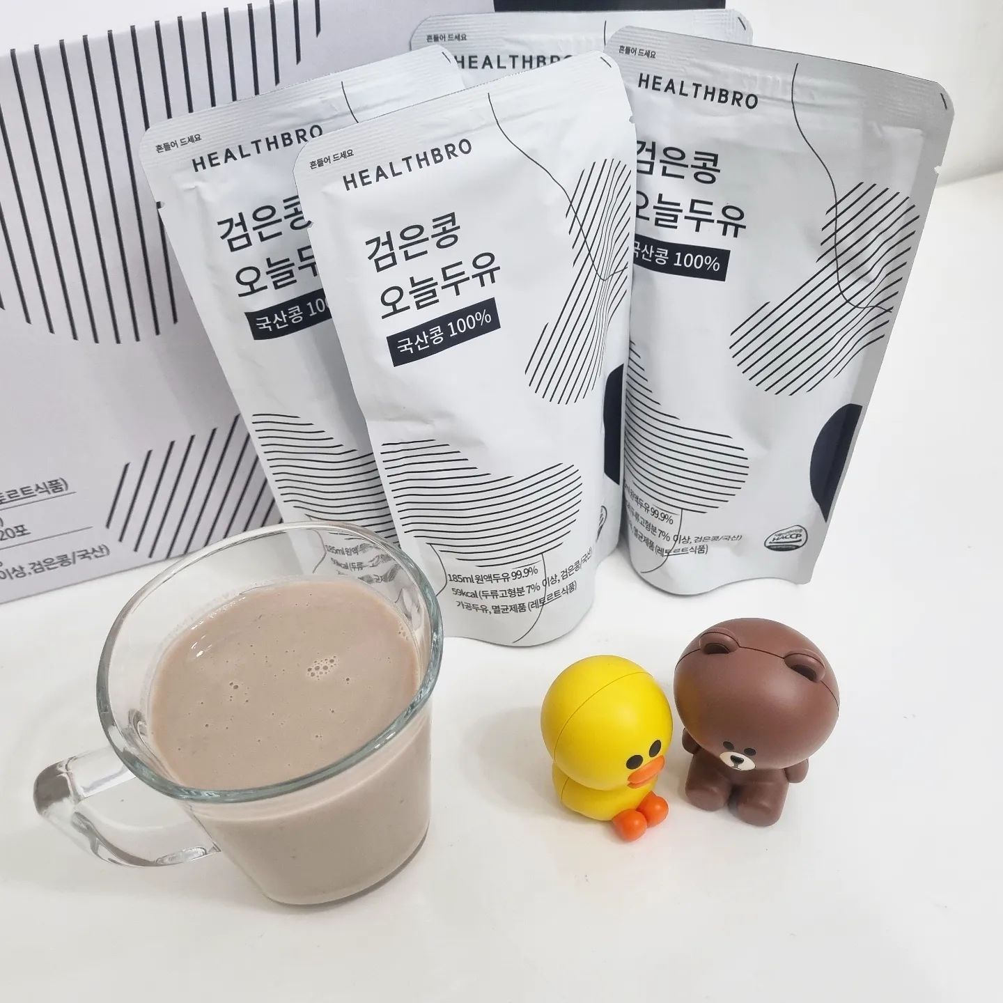#협찬 업체로부터 제공받은 제품입니다

healthbro.official

🏷 헬스브로 검은콩 오늘두유
아침에 입맛 없을 때 식사대용으로 마시기 좋은 든든한 검은콩 두유에요.

파우치 형태로 되어 있어서 학교 가는 길이나 출근할 때 휴대하기 좋아요.

185ml이라 마시면 포만감 ⭕️
칼로리는 59kcal ‼️
식단조절이나 간식으로 부담없음 👏

🔥 특히 당류 0g 무첨가 원액 두유로 설탕, 안정제, 향료, 유화제, 증정제가 첨가되지 않아 건강에도 좋아요.

😊 유전자 변형 걱정 없는 국산콩 100%
콩을 통째로 갈아 본연의 영양성분이 그대로 들어있어요.

⚡️맛은 당류 0g이라 달지 않고 담백하면서 콩을 통째로 넣어서 그런지 진해요.

💧HACCP 인증 시설에서 생산되는 제품이라 위생적이고 안전하니 가족 누가 먹어도 안심할 수 있어요.

#무가당두유 #검은콩두유 #원액두유 #국산콩두유 #두유추천 #검은콩두유추천 #당없는두유 #무설탕두유 #검은콩오늘두유 #헬스브로 #health #먹스타 #먹스타그램 #먹팔 #선팔맞팔환영 #선팔 #맞팔선팔