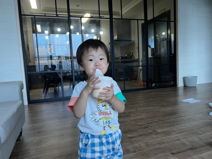킨더랜드 유아 빨대컵 19개월 아기도 사용하고 있어요.