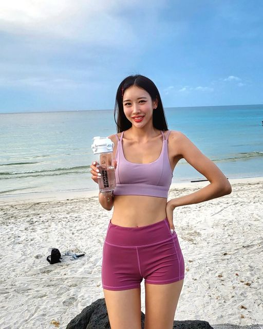 @hyonish.kr on Instagram: "#광고 세척이 쉽고 잘 섞이는 락앤락 프로쉐이커 🥨 운동할때 매일 챙겨먹는 프로틴 타먹기 좋아서 잘 쓰는 중 ! 제주 여행에도 챙겨왔다 ㅋㅋㅋㅋ 기존에 쓰던 제품은