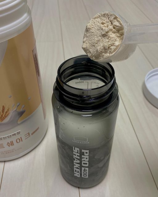 ᴋɪᴍ ɴᴀʏᴇ on Instagram: "#광고 다이어트해야하는데 ,, 다이어트쉐이크가 이렇게 맛있다구,,? 내가 좋아하는 오트밀맛 🤎 #프로틴스토리#다이어트쉐이크#단백질쉐이크#식사대용쉐이크#다