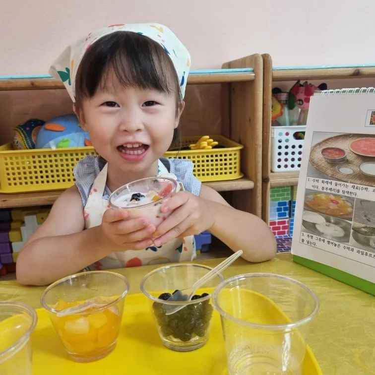 -
애기들은 오빠한테 맡기구
친구들이랑 가는 1박 2일 여행!
ktx에서 이번 주 딸래미 키즈노트 사진 다시 보는데
요리활동하는 야무진 손가락이며
장난기 넘치는 표정이며
아기의 얼굴과 다 큰 언니의 얼굴이
둘 다 보이는 순간이며
하나하나 너무 예쁘다 😊
하민이 어린이집 다닐때는 뭐했냐 물어보면 맨날
'헬로카봇!!' 같은(?) 말만 했었는데
(지금은 tmi 핵 쩔고)
민하는 물어보지 않아도 날 따라다니며
오늘 하루 어땠는 지 쫑알쫑알 말하는 모습이 넘 귀엽 >_<
교복 입고 학교 다닐 만큼 커서도,
집 오면 교복도 벗지 않은 채 오늘 있었던 일부터 신나게
말해주는 그런 딸로 자라줄래?
너 어른 되서도 엄마 손잡고 다니겠다는 약속
꼭 지켜줄래?
엄마는 그거면 돼 🙊💓
.
.
.
#우리집미소천사 #야무져서야물이