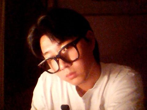 김형진(형지니) on Instagram: "[롸잇히어] 베이직 라운드 스퀘어 볼드 뿔테 안경테 GS82 써봤던 패션 안경중 원탑입니다‼️ 안경을 벗고 렌즈를 끼는데 다시 안경을 쓰게