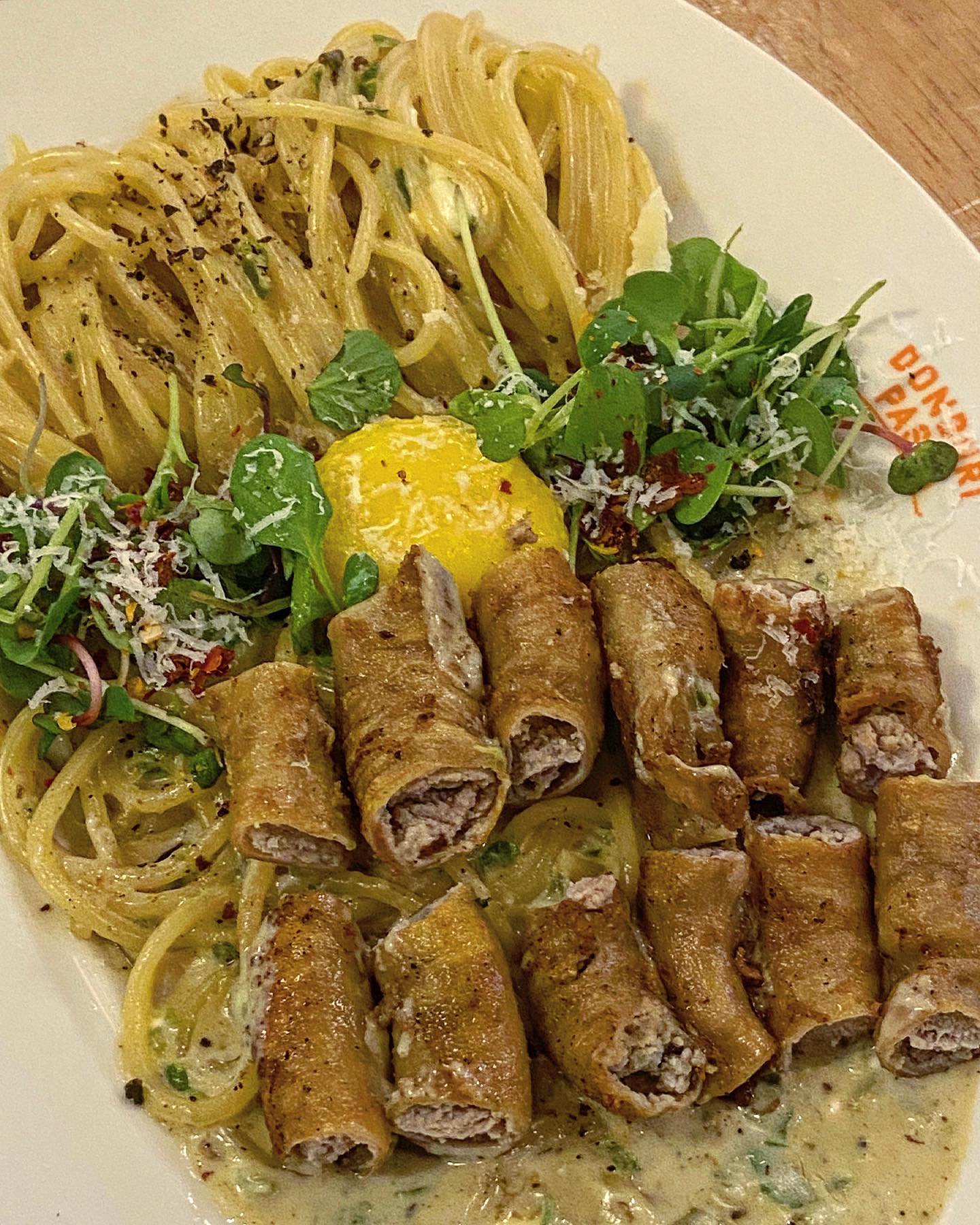 #광고 🍝돈부리파스타 송리단길점
🍽메뉴: 곱창 청양크림 파스타(19,800원) 
갈릭 쉬림프 알리오 올리오(13,800원) 
리코타 큐브 스테이크 샐러드(14,500원) 
하우스 비프스테이크(22,900원)

🟡리뷰
송리단길 필수 데이트코스💕
상상도 못했던 곱창과 파스타의 만남😍
줄 서서 먹는 맛집😋
돈부리파스타 송리단길점을 다녀왔습니당~💜

곱창 파스타로 워낙 유명한 가게라서 
듀근듀근 설레는 마음으로 호다닥 주문했어용💖

가장 먼저 눈길이 갔던건 역시 곱창 청양크림 파스타🍝
곱창과 파스타를 어떻게 접목시킬 생각을 하신건지 😍
기가 막힌 아이디어에 갬동의 눈물이 주르륵😭
곱이 가득 들어있어서 곱창을 씹을 때마다 
고소한 곱이 입안을 지배하는데 웬만합 곱창집보다 맛있었어요!
곱창과 크림파스타를 같이 먹으면 느끼할 것 같겠지만 
노놉! ❌
청양고추가 느끼함을 싸악 잡아줘서 
느끼함 1도 모르고 무한 흡입했어요🌶

파스타집에서 무려 수비드 스테이크를 먹을 수 있는 대박사건😍
저세상 부드러움과 촉촉한 육즙이 입안을 마구 펀치하는데🥊
우영우가 문제 해결방법을 찾았을 때 
머릿속에 고래가 뛰어다니는 느낌을 알 것 같았어요🐳🐋

평소에 오일파스타를 안 좋아하는 편이라 
제일 기대를 안했던 갈릭 쉬림프 알리오 올리오🍤
기대를 안했던 음식이 맛있으면 2배로 감동이 밀려오죠🌊
매콤하면서 깔끔한게 오일파스타를 사랑하게 됐어요🥰

보통 음식을 많이 시키면 제일 맛있는 한 음식만 
집중적으로 먹게 되는데 돈부리파스타는 
모든 메뉴가 뒤처지지 않고 맛있어서 
배가 터지는 것도 모르고 마구마구 먹었네욤😆😆

가게 인테리어도 깔끔하고 이뻐서 데이트 
어디서 할지 고민이라면 무조건 돈부리파스타로 달려가세요😘

donburipasta_songpa 
주소: 서울 송파구 백제고분로45길 15 지하1층
#돈부리파스타 #석촌호수맛집 #잠실데이트 #잠실맛집추천 #서울맛집 #송리단길 #석촌역맛집 #석촌맛집 #파스타 #파스타맛집 #스테이크 #스테이크맛집 #송파맛집 #곱창파스타 #석촌데이트 #잠실맛집 #잠실맛집추천 #송리단길맛집 #송리단길핫플 #송리단길데이트 #먹팔 #먹팔환영 #볼살이의먹스타그램