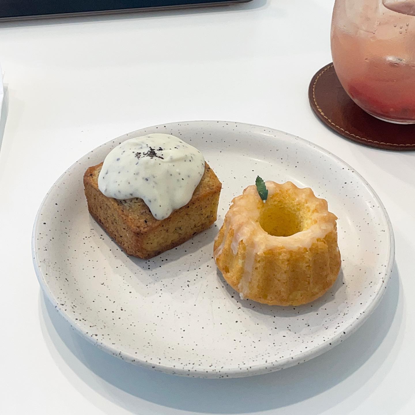 임학역에 새로 생긴 카페👍
토마토 바질 에이드 상콤하고
레몬 파운드 케이크는 겉바속촉
가게는 작지만 동네 카페 감성 낭낭
.
.
.
#인천카페 #카페투어 #신상카페 #레몬파운드케이크 #얼그레이파운드케이크 #에이드 #추천