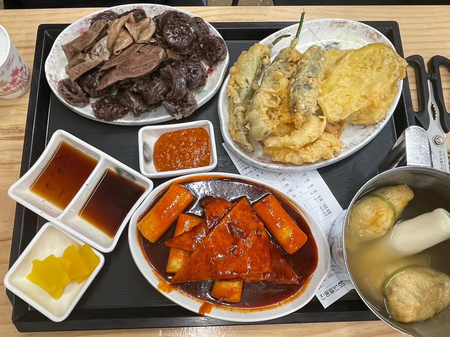 🔸상국이네🔸
부산에서 먹어보 싶었던 부산 떡볶이👍🏻
역시 떡볶이는 맛있어❤️
맵콤하고 달달하고~정말 맛있게 먹었당 부산에선 순대를 쌈장에 찍어먹는다고 하던뎅 뭔가 내스탈은 아녔어ㅠ역시 순대는 소금에 찍어야 맛있징
밥을 먹고 바로 가서 막었는데도 불구하고 정말 맛있게 다 멋었당😍

#부산 #부산맛집 #맛집투어 #상국이네떡볶이 #해운대맛집 #부산떡볶이맛집 #부산떡볶이추천 #떡볶이맛집 #떡볶이맛집 #맛스타그램 #먹스타그램 #먹리뷰 #먹팔 #맞팔해요 #선팔하면맞팔