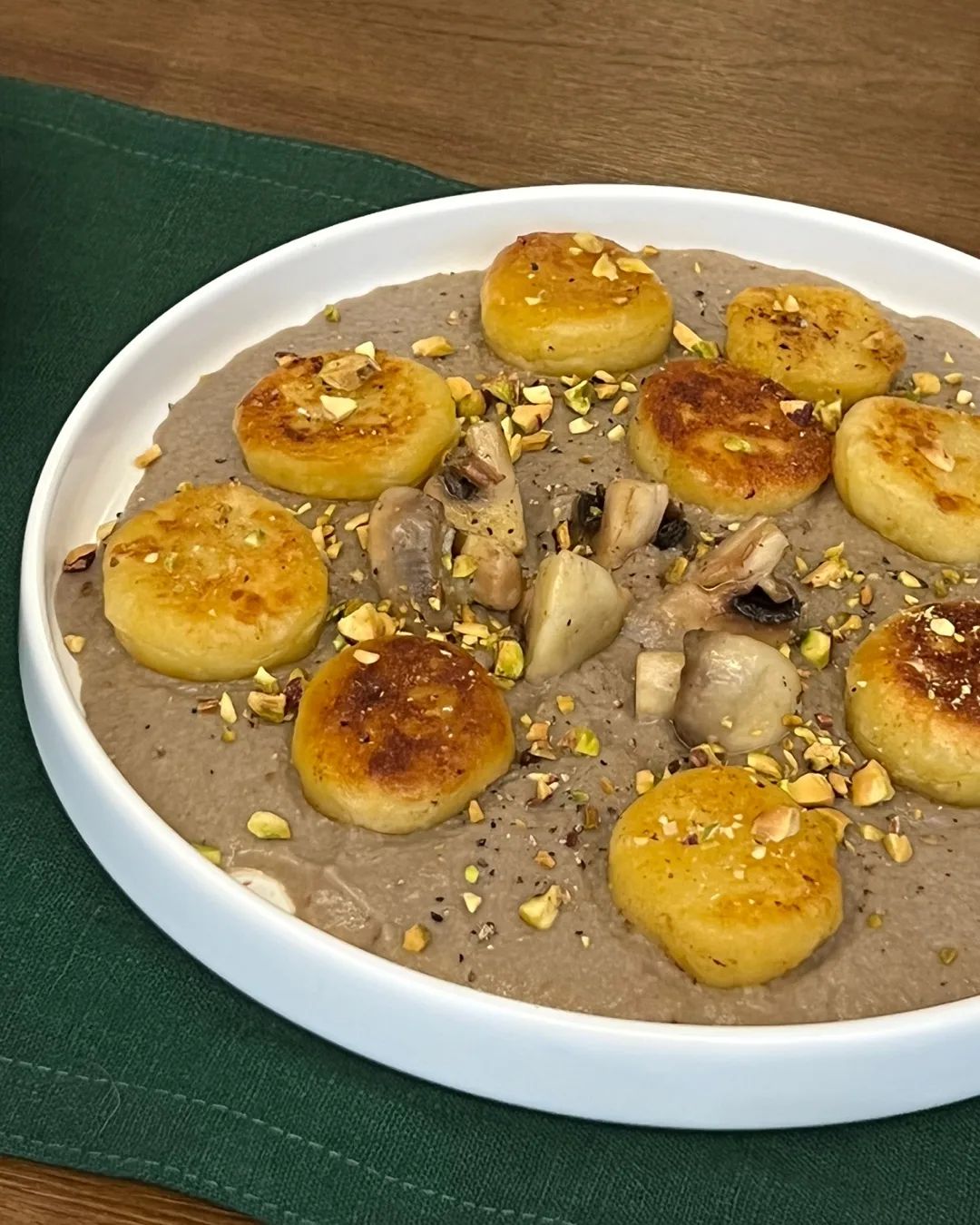 버섯크림뇨끼, 팝업레스토랑 

우리나라에서는 정말 맛있는 버섯들을 좋은 가격에 쉽게 구할 수 있습니다. 원래 이탈리아에서는 포르치니, 포토벨로 버섯을 이용하지만, 그보다 더 맛있고 향이 좋은 표고를 듬뿍 사용하여 크림을 만들었습니다. 

이름에 크림이 들어가지만, 실제 크림은 한 방울도 들어가지 않은, 풍미를 위해 들어간 약간의 버터를 제외하면 온전히 채소만을 이용해 만든 버섯 크림입니다. 

더불어 여름철에 맛있는 것들에는 수박이나 옥수수도 있겠지만 그중에 감자도 빼놓을 수 없다고 생각합니다. 단맛이 나는 여름 감자를 구워 으깬 다음 뇨끼를 만들고, 감칠맛과 식감을 더하기 위해 살짝 구워냈습니다.

따로 트러플 오일을 곁들여 향미를 올렸습니다.