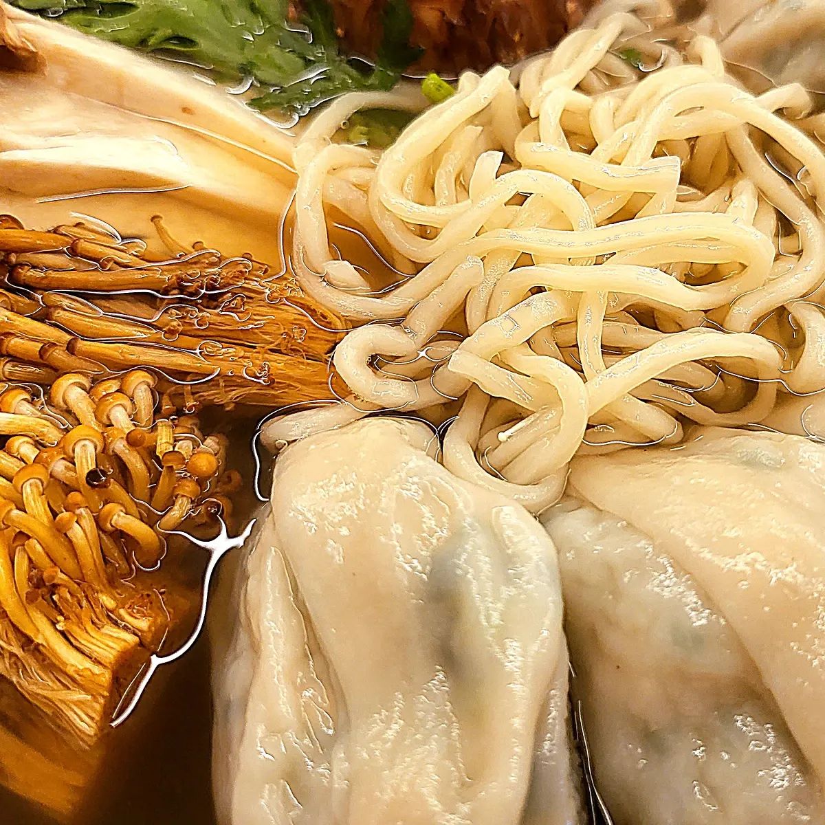 #만두전골 #고척면가

만두 전골 맛집 찾아 산만리

가벼운 간으로 먹고나서 속편한 만두 전골

아담한 사이즈의 가게로 내부는 매우 청결하며 사장님께서 식사를 계속 살펴 주셔서 요청하기전에 미리미리 반찬리필, 육수 추가 해주심

만두는 쪄서 담아 나와 만두 먼저 먹고있다 육수가 끓으면 버섯먹고 면 익으면 국수 먹고! 부족하면 고기🥩추가해서 샤브샤브로 즐겨버리기!!! 가능!!! 

다음에는 비빔국수, 잔치국수, 만두 한판 먹고 오겠습니다. 😁 🍜 🥟

재방문 의사 10000%!!!

-고척면가 (0507-1463-2512)
-서울시 구로구 경인로 47다길 31-2 1층 101호 
- 11:00~22:00(21:00 라스트오더)
-브레이크타임 14:30~17:00
-매달 2,4번째 일요일 휴무
-주차장 없음 (골목이라 차 잘 버리는 사람 문제 없음)

#고척맛집 #만두맛집 #국수맛집 #고척국수 #구로맛집