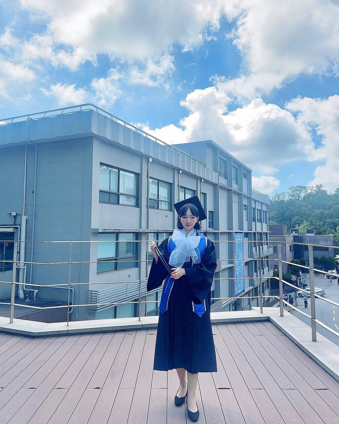 ⠀
파란만장 내 대학생활🎓

1학년땐 공연뛰고 착실히 공부하다
2학년때부턴 대외활동이랑 병행 열심열심
3학년부터 복전하느라 열심히 혼강듣고
휴학이후 갑자기 사업에 뛰어들더니
4학년되니 복전 졸작 사업 어질어질하이
그래도 잘 끝냈다

전체 졸업생 중 4등으로 졸업한다네용
뭔가 이 소식이 넘 기분좋았다☺️
⠀
졸업장에 두줄 긋느라 넘 고생했다 나야!
언덕 빠이빠이 !!✋🏻
