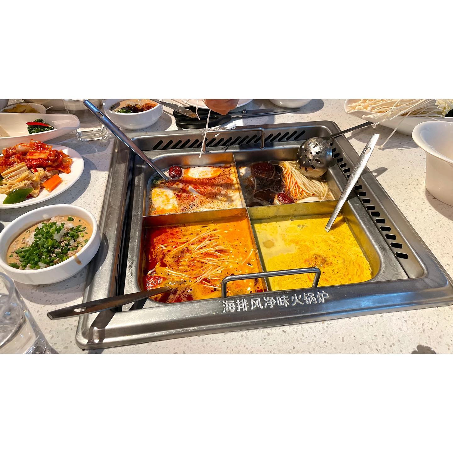𝟸𝟶𝟸𝟸.𝟶𝟾.𝟸𝟺
.
‼️‼️동영상 오두방정 주의‼️‼
(찍고나서 보니 너무 깨방정 😂 잠못자서 광기텐션 이해좀)
.
이사전날 부모님과 하이디라오에서 외식했다.
.
나름 가족들이랑 오기에 괜찮았다.
다양한 맛도 볼 수 있고 직원들도 친절,
맛도 괜찮긴한데 중국에서 먹던 하이디라오랑 조금 달랐다.
.
다시 시작하는 자취생활 이제 #자취일기 로 돌아오겠다.
서울로 이사온지 한달 반만에 서울 떠나버리기 ✌🏻
나는 역시 서울에서 못살겠다고 느낀 한달반이었다.
.
아무튼 다시 새로운곳에서 새 출발 화이토다요 👊🏻
.
#일상 #가족식사 #가족외식 #외식 #하이디라오 #훠궈 #중국음식