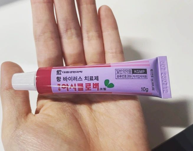 대학교 1학년때 처음 포진이 난이후로
(그땐 생애 처음으로 포진이 나는거라 뭔지도 모르고 얼굴 전체로 다 퍼져서.. 대상포진으로 진단한 병원이 있을정도.. 한달가까이 고생했는데ㅜㅜ)
종종 재발하곤해서 이제는 그 느낌.. 너무 잘안다
일단 귀옆이나 턱쪽 임파선부터 붓고, 피부가 붉어지고, 찢어지거나 수포가 생기거나..
암튼..내몸이라 그런지 느낌이 팍온다

한동안 잠잠하다가(생길징조가 오면 아시클로버 복용해서 그런걸수도) 최근에 얼굴왼쪽피부가 쓰라리고 칼로 베인느낌? 그리고 귀옆 임파선 대박붓고. 

처방받은 약이 없어서 집앞 가정의학과 처음 방문했는데
수포가 아니라서 포진이 아니란다
그냥 알러지로 인한거라고
약도 처방 안해준다는거 주십사하고..겨우겨우 4일치 처방해왔는데
또 아니라고 하니 일단 버텨보기로..

근데 점점 여기저기 퍼져서.. 이번엔 안과로.
거기선 알러지로 인한 염증이라고..

하..항생제 연고 발라도 계속 퍼져서
결국 4일치 처방 받은 아시클로버 먹고 연고도 바르니 조금씩 줄어들고 통증도 줄어드네..

결론은.. 의사라고 다 100프로 맞는건 아니라는거?
그들의 머리는 물론 똑똑하지만.. 무조건 고집만 세고 융통성없는 의사는 만나기싫다..
인터넷 찾아보니 수포없는 포진도 있다고 그러고..

해외여행중 포진인줄 모르고 방치했다가(한약먹고 얼마안되었을때라 명현반응이라 생각하고 꾹참음..) 여행도 망치고 응급실도 간 나로썬 포진에 되게 민감한데..
여행을 앞두고 또 포진이 나서 너무 스트레스였는데
다행히 서서히 잡혀가는것같다ㅜㅜ...

그 의사..증말..ㅜㅜ
내몸은 내가 잘 아는데.. 아시클로버가 몸에 그렇게 나쁜약도 아니라면서..처방원하면 처방좀 해줄것이지..증말...

거기 병원 다신안감....😮‍💨😡😠😤