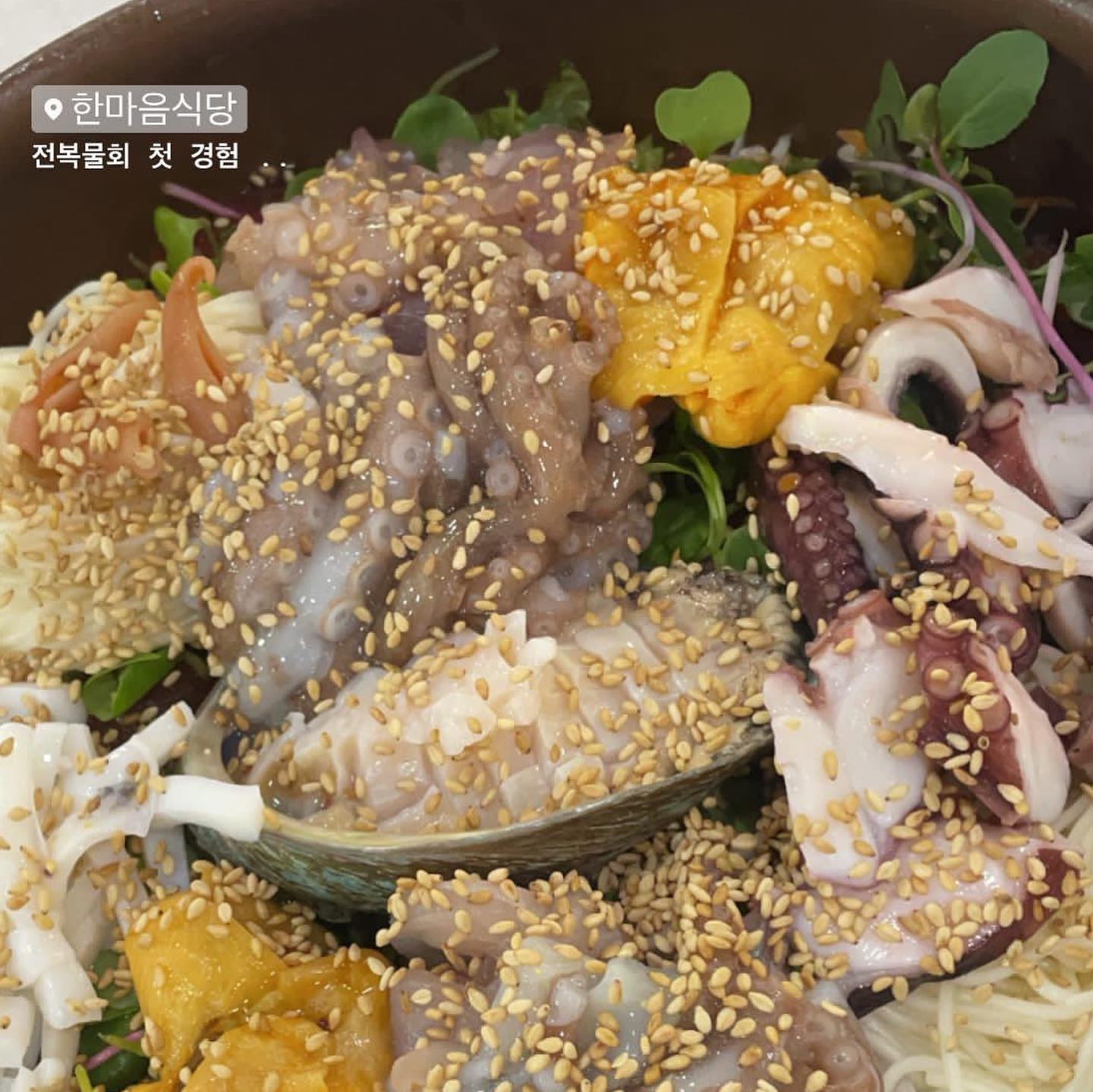 🦪 올잇이 인증 통영 전복 물회 맛집 🦪

📍장소 : 통영 한마음식당
📍영업시간 : 09:00-22:00

통영 남해 거제 다 주목 👮🏻
전복 물회 진짜 끝내주게 나오는 곳
찾아서 간거 아니고 여행하다가 우연히 들른 곳에 20,000원에 이런 비쥬얼이 나오는 물회집이 이따 ⁉️

이건 못참지 못참아 ,, 고소하고 담백하고 쫄깃하고 신선하고 💘

취향저격 맛집 뚫기 성공 👍