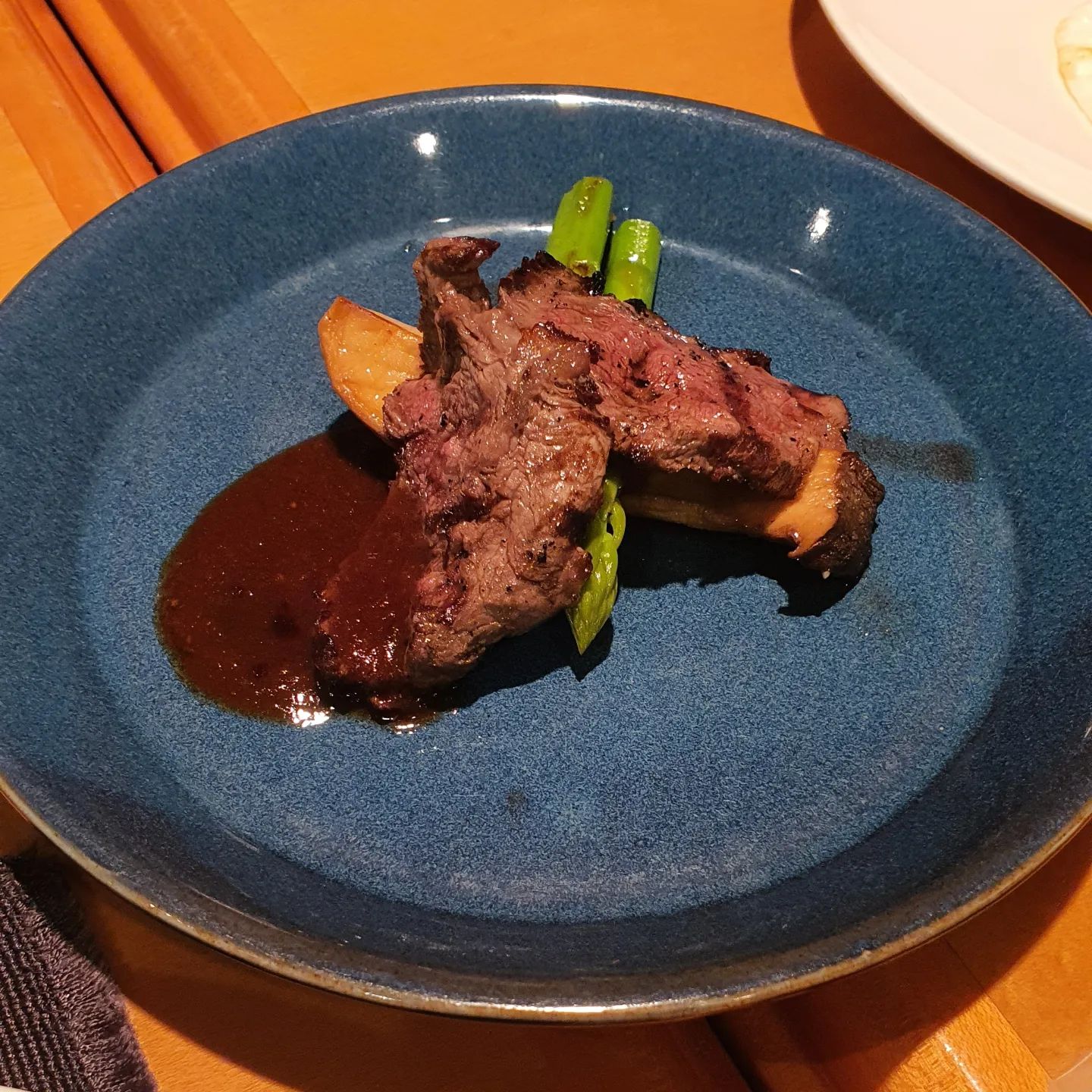 #인터컨티넨탈코엑스 
intercontinental_coex #내돈내산 #1박5식

둘째날은 아침부터 조식당에 갔어요
원래 클럽층은 클럽라운지 조식이지만
코로나로 평일은 브래서리에서 조식을 먹을수 있었어요! 개이득!😆

앰배서더 혜택으로 1인 1접시로 나오는 스테이크도 서빙받고 귀여운 라떼도 받았어요☺️
전날 해피아워때 먹은 양이 무색하게 또 얼마나 잘먹었게요?
아란치니가 너무 녹진한게 맛있어서 열개는 먹은것 같아요.... 최고...!

밥먹고 올라와서 소화좀 시키다가 바로 기다리던 수영타임!
나짱이는 쉬지도 않고 입술이 퍼래질때까지 놀았..
쉬라고 해도 쉬질 않고 3시간을 내리 물놀이를 했어요
나름 아침을 든든히 먹였는데 금방 점심시간되니 배고파 하더라구요~

원래 체크인시 룸업글을 받는게 티어 혜택인데, 클럽룸이 업그레이드가 안되는 방이라서 5만원의 크레딧으로 교환을 해주셨어요
거기에 기본 식음 크레딧이 2만이라 7만원의 크레딧이 있어서 바로 점심먹으러 로비라운지로 갔습니당

이전 숙박때 큐민커리라이스랑..팟타이 시킨게 너무 별로였어서 로비라운지 음식에 별기대 안하고
시그니쳐버거랑 버섯볶음밥을 시켰는데 
세상에 시그니쳐버거가 너무너무 맛있는거에요😳😳
나짱이도 햄버거 잘 안먹는데 두조각이나 폭풍흡입!!
소고기의 풍미가 미친맛이었어요ㄷㄷ 통새우에 패티에 아보카도까지 들어있는 알찬 버거였어요😭😭

또 티어 혜택중 하나가 4시까지 체크아웃을 미룰수 있는데요,  제 생각엔 이게 최고인거 같아요!ㅋㅋ
부랴부랴 퇴실 안하고 하루를 더 즐기는 느낌!

점심먹고 방에 누워 또 쉬다가 3시즈음 퇴실하러 라운지에 갔는데
애프터눈티를 또 먹고가라고 하셔서 ㅋㅋㅋㅋ
이번엔 차만 마시고 티세트는 포장해왔어요 ㅋㅋ

이렇게 배꺼질 일 없었던 1박 5식을 저희가 해냈답니다...
체중계 갖다버려...