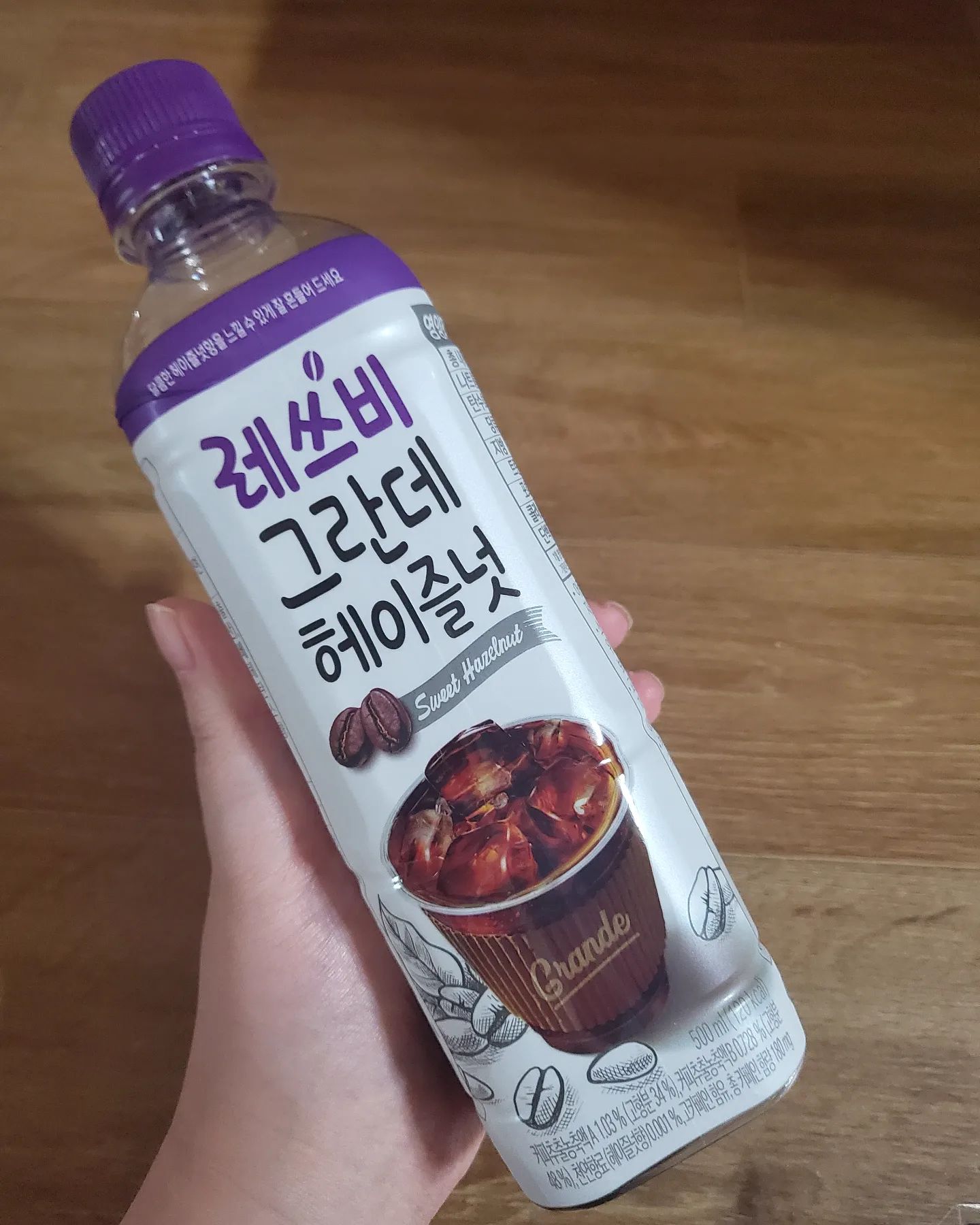 미쳐있는커피.
완죤맛나.
그래서한박스주문해버리는.ㅋ

#레쓰비#그란데헤이즐러#미쳐있는커피#달콤하다#중독됨#추천함#한박스주문#향이오래감#사랑하는카페#끈을수가없다