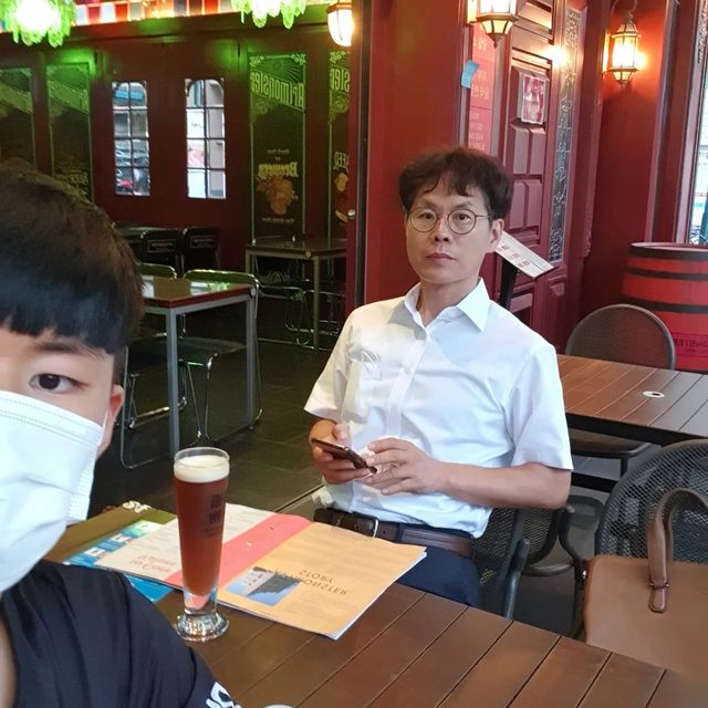 민규 on Instagram: "오늘은 아버지랑 아트몬스터 성복점에서 데이트!!! 부모님이랑 함께하는 시간이 행복하다😊 샐러드만 먹으려고했지만 치킨피자 다먹었네...😋 치킨피자 원래 안좋아하는