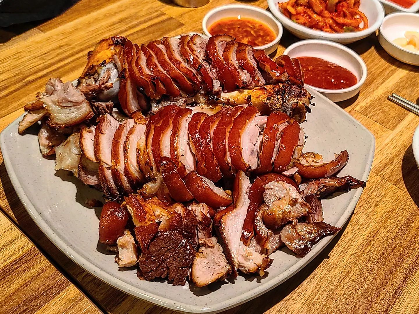 #분당맛집 오븐족발이 신선한 참착한족발🔥
원래 서현은 삼족만 다녔는데 사람많음+새로운데가고싶음으로 리뷰좋아서 찾아간 곳!인데 여기도 인기가 장난아니더라구요❤️‍🔥

족발메뉴 다먹어봤어요! 왕족발은 일반족발로 약간 미지근하고 쫄깃쫄깃. 오븐족발이 대체 뭐가다른건지 먼저먹을때 몰랐는데 나중에 일반족발 먹어보니까 왜 오븐족발먹는지 알겠더라구요! 따뜻하고 겉에서 살짝 스모크한 향이나서 넘 맛있어요.
👉오븐족발 강츄

불족은 맵찔이도 먹을수있는 매콤달콤 양념이라 매운맛을 기대한다면 실망하실수있어요😗 하지만 전 이양념도 입에맞아서 맛있게먹었어요❣️

족발 넘 맛있어서 7명이 대자2개 중자1개 막국수까지 추가해서 논알콜로 뿌시고왔어여:)