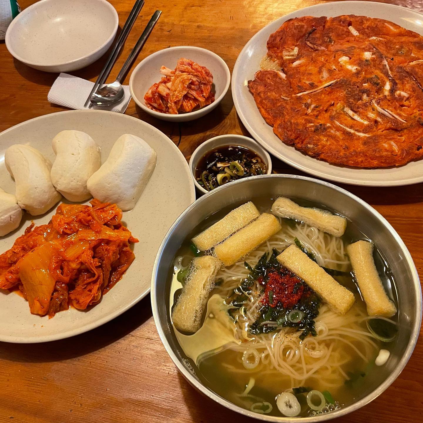 남한산성 드라이브하다가 발견한 맛집~!!😚😚

대한민국 국민 100대 80은 좋아하는 메뉴! 잔치국수랑 두부김치~❤️
김치전은 덤이요~ 죤맛탱
.
.
📎김가네빈대떡
📎전통, 민속주점
📎 경기 광주시 남한산성면 남한산성로 774 1층 김가네빈대떡