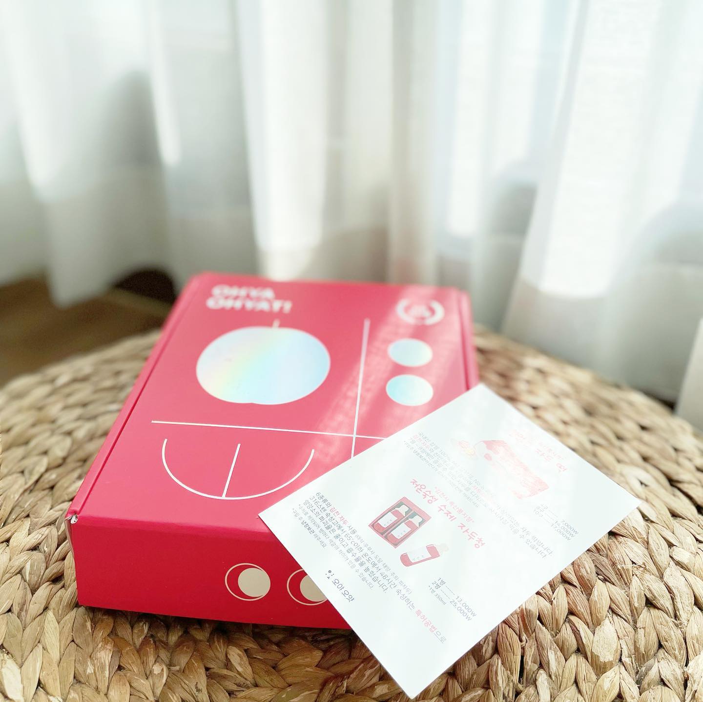🍑

수요일에 주문했는데
오늘 아침에 도착 빠름빠름📦

#오야오얏 #철없는자두
#자두떡 #김천자두떡
#김천특산품 #조정희전통병과연구소 

조리떡명인 저희 시어머님과 
김천시 (주)오야오얏이 함께
개발해서 판매중인 자두떡이에요🤤

김천시의 특산품인 자두로 개발된
자두떡인 만큼 김천시 관광기념품 
공모전에서 우수상도 수상하셨답니다!!👏🏻👏🏻👏🏻

며칠 전 네이버쇼핑라이브를 통해
네벤저스와 행복한 LG경북사회적경제페스타 가 진행되어 
수익금의 일부는
좋은곳에 사용된다고 하여 저도 주문했어요!!
(준비한 수량 완판되셨다고 합니다 짝짝)

패키징도 처음 출시되었을 때 보다
고급스러워지고 맛은 말모말모👍🏻

쫀뜩한 찹쌀떡에 새콤달콤한 자두앙금
필링이 가득💕
아이들 간식으로도 저희집에선
양오빠 술안주로😂 추천드려요

패키지가 고급스러워 다가오는 추석에
선물용으로도 좋을것 같아요

김천에 방문하실 일이 있으시다면
#철없는자두 까페도 추천드릴게요!
맛있는 자두관련 음료&디저트도 드시고
준비되어있는 깜찍한 포토존에서
인생샷도 남겨보세요

#내돈내산 
여기저기 솜씨좋으신 
시어머니 자랑하고 싶은 깨방정 며느리
자랑피드🫶🏻🫶🏻

구입은
👉🏻 네이버에서 철없는자두 또는 자두떡 검색 

https://m.smartstore.naver.com/ohyaohyat/products/6711441229?NaPm=ct%3Dl79rcrfc%7Cci%3Df776a51fcf67d3c31e4d7866cf60aa1d8051158b%7Ctr%3Dsls%7Csn%3D5327774%7Chk%3D07bdce866b64b468c8c13477ef4a68e3c3b5af0d

링크를 통해서도 가능하세요!!

그럼 전 이만 🙃