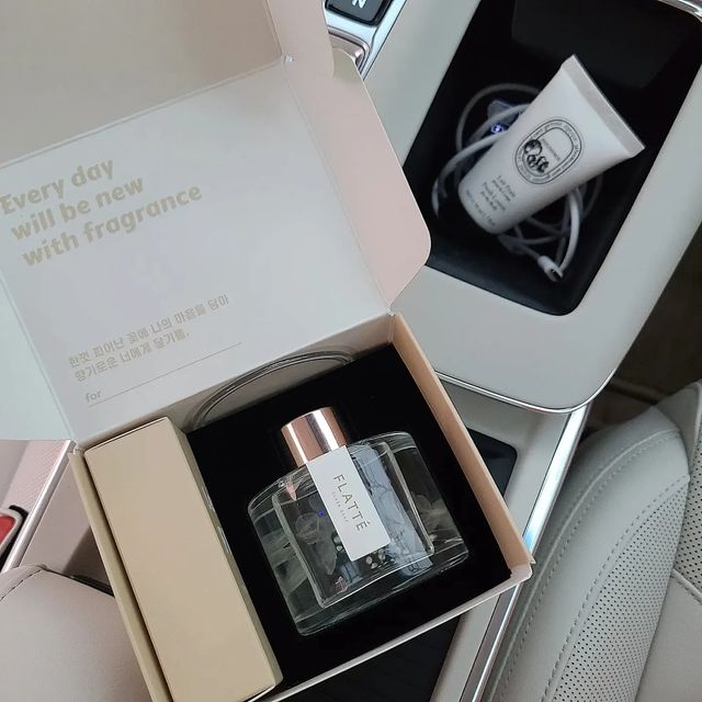 ғᴏʀᴇsᴛ ᴏғ, ᴡɪsᴅᴏᴍ 🧺 on Instagram: "#광고 #제품협찬 플라떼에서 보내주신 예쁜 생화가 들어있는 #차량용방향제 🧼 제가 고른 향은 클린솝이라는 향인데, 여태 수많은 클린류의 향