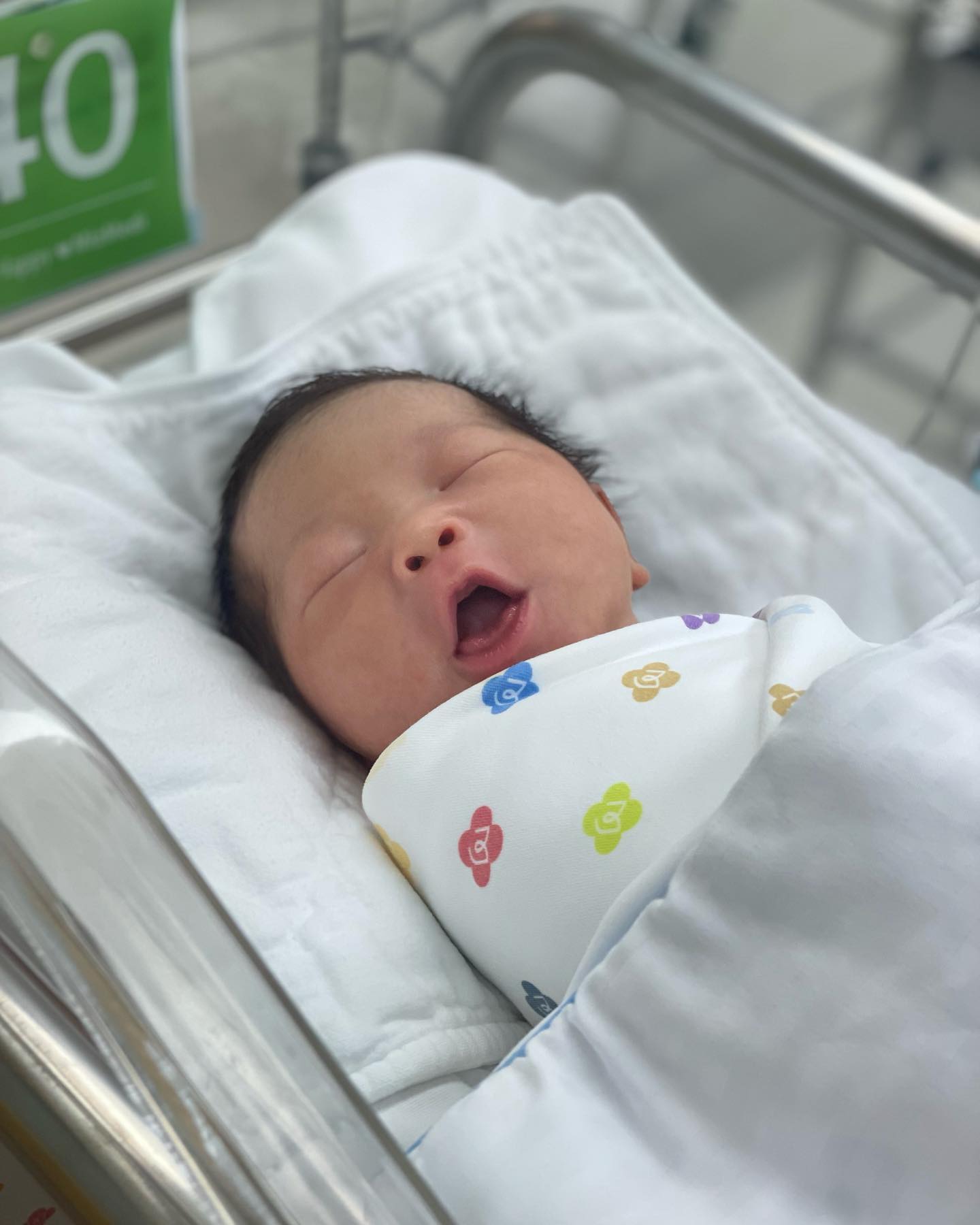 입원이 이틀 연장되서 아침부터 우울했는데 하랑이가 눈도 떠주고 귀여운 표정들 많이 해줘서 다 풀렸어요오👶🏻❤️
우리 하랑이 이름은 뭐가 될려나아🫢
그와중에 엄마닮아 머리숱은 진짜 많고요오👍🏻👍🏻👍🏻
#출산하면#조울증#오는거#맞쥬⁉️