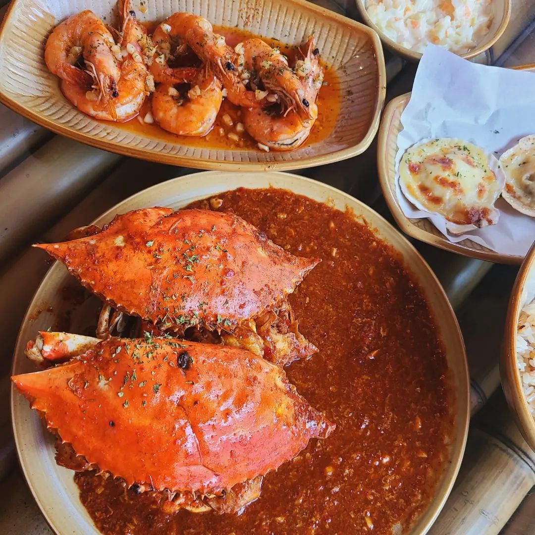 세부 휴양지 갬성 넘치는 곳에서 새우랑 칠리크랩 먹고왔어요🦀🦐

직원분 중에 외국인분도 계셨기에 뭔가 동남아 여행 온듯한 느낌도 확 들더라구요😎
이게 바로 도심속 휴양지 느낌 ㅎㅎ 

필리핀식 칠리크랩 맛집이라길래 고민없이 다녀왔죠🏃‍♀️💕

#내돈내산

주문한 메뉴는⤵️

🔷️칠리크랩 세트 M (매운맛)🔷️

칠리크랩 2마리 + 갈릭버터새우 6마리 + 갈릭버터 가리비 4마리 + 갈릭라이스

이렇게 구성되어있는 세트 메뉴에요

🔹️갈릭버터 가리비🔹️

엄청 촉촉하고 적당한 짭쪼롬함에 치즈맛이 진한게 진짜 너무 맛있었어요😋👍

🔹️갈릭버터 새우🔹️

양념 자체도 매력적인..💕
이게 정확히 설명하기 어려운데 넘 맛있는 맛이라고 밖에.. ㅎㅎ
새우도 실~하고 껍질을 까지 않고 먹어도 질기지 않더라구요😚

🔹️칠리크랩🔹️

매콤한 카레와 맛있는 떡볶이 양념의 조화로움에 푸팟퐁커리 같기도 한 그런 엄~청 맛있는 맛이었죠🤩❤️
같이 간 친구는 이게 베스트라며 ㅎㅎㅎ

게 껍질도 딱딱하지 않아서 씹으면 씹힐 정도! 소프트크랩 같았어요~

매운맛 정도도 고를수 있고 갈릭버터밥도 나오는데 양념에 슥슥 비벼먹으면 와.. 진심 대박이에여🤤👍❤️
꽃게 살이 꽉찬 실함은 기본이었구요

🔹️시리얼 새우🔹️

이거 진짜 먹어보고싶었던거라 주문했어요 ㅎㅎ

새우튀김에 시리얼을 잔뜩 얹은 요리인데 시리얼의 바삭바삭한 식감에 꼬소하면서도 달콤하고 바닐라 맛이 느껴지는게 역시 취저🧡🧡

소스는 타르타르인데 굳이 안찍어 먹게 되더라구요 ㅎㅎㅎ 충분히 맛있음 ㅎㅎㅎ

메뉴들 하나같이 다~~맛있어서 반해버렸던 곳😍
포토존도 있어서 이쁜 사진 건지기도 넘 좋은곳 같아요🥰💛

#선릉역맛집 #에이스크랩 
.
.
.
#선릉역맛집추천 #선릉에이스크랩 #선릉데이트코스 #강남데이트코스 #칠리크랩맛집 #시리얼새우 #새우요리맛집 #필리핀음식 #세부칠리크랩 #세부음식맛집 #크랩맛집 #먹스타그램 #먹팔환영