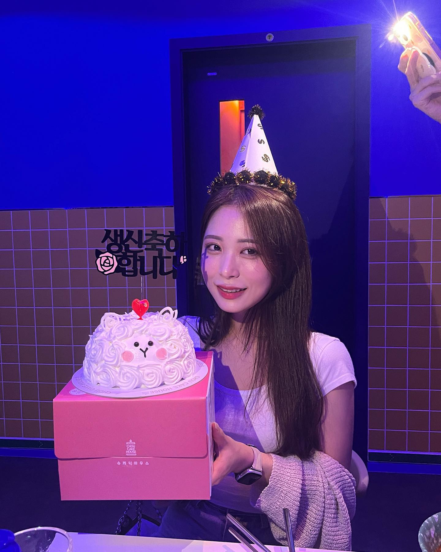 .
𝐻𝐵𝐷 𝑡𝑜 𝑚𝑒 ♥
아무것도 모르고 신났을때
그리고 세상에서 가장 많이 축하받은 이번 생일
다들 너무너무 🥔합니당 🐶🐶

2022.08.19