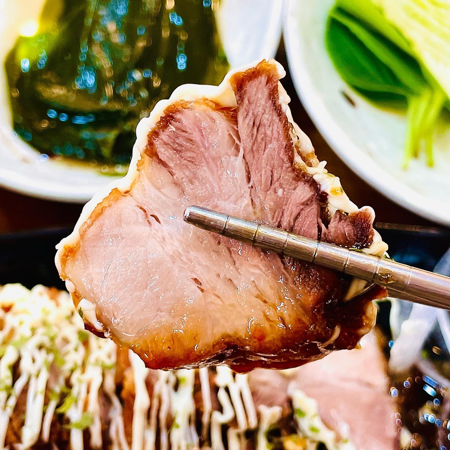 #협찬 🐷베가보쌈

만원한장에 즐기는 푸짐하고 맛깔난 보쌈이 나타났다٩( ᐛ )و

여러분 보쌈 좋아하시나요?!
저는 그 야들야들하며 촉촉하고 부드러운 그맛을 너무 좋아하는데요
요 맛있는 보쌈 사실 가격이 꽤 비싸죠
하지만 홍대에서는 가성비있게 즐길 수 있는 '베가보쌈'이 있답니다🤩

가성비와 더불어서 '베가보쌈'에서는 간장.치즈 등 다양한 맛의 족발을
1인분씩 주문해서 즐길 수 있답니다
혼밥하기에도 너무 좋고 
여럿이가서 1인분씩 주문해 다양한 맛을 즐길 수 있으니 이득😉

기본족발인 베가보쌈은 무김치가 함께 나와요
크 역시 이런 기본은 알배추에 고기 얹고 무김치 탁해서 먹어줘야죠
사진만 봐도 육즙 넘촉촉하고 야들야들하지 않나요
잡내없이 넘 부드럽고 맛깔나더라구요
무김치도 아삭한데 매콤하고 감칠맛나서 
보쌈먹을때 무김치만큼은 포기 못하는 제게 딱이었어용😋

간장보쌈은 일반보쌈의 겉면을 살짝 튀기듯 구우셨더라구요
그래서 그런지 찐 겉바속촉!!
겉면이 꼭 돼지 껍데기 꼬숩게 익힌듯한 식감이랄까요
소스는 데리야끼처럼 살짝 졸여져 농도가 있고 마요네즈를 뿌려주시는데
마치 보쌈을 타코야끼처럼 즐기는 느낌이랄까요?!
적당히 짭쫄달큰한 양념맛에 매운맛이 빠지고 단맛이 남은 양파조합이
자칫하면 물릴수도 있는 맛을 탁 잡아주더라구요🤭

거기다가 밑반찬으로 순두부찌개.묵사발.명이나물 등을 함께주시니
고기도 먹으면서 밥도 든든하게 챙길 수 있어 더 좋더라구요😘

먹는게 늘 너무 좋은 저랑 짝꿍은 꼬기를 각각 추가하였는데
옆에 테이블 나온양을 보니 기본양도 푸짐하더라구요
평소 드시는 양이 많고 고기 좋아하신다면
고기추가 하셔서 많이드시는거 추천👏🏻

'베가보쌈'은 홍대입구역 9번출구 뒷쪽에 
메인거리가 시작되는 곳 2층에 위치해있어요
깔끔한 느낌의 예쁜 한옥으로 된 인테리어가 눈을 딱 사로잡아요🫶🏻

이제 보쌈땡길때는 홍대 '베가보쌈'에서 
입과 배.주머니사정 모든것을  만족시켜보세용💛💛

#맛기록 #베가보쌈 #보쌈 #보쌈정식 #맛집 #밥집 #수육 #홍대맛집 #서교동맛집 #베가보쌈 #맛스타그램 #먹스타그램 #홍대데이트 #홍대핫플 #홍대보쌈 #홍대입구역맛집 #홍대밥집 #홍대역맛집 #홍대배달 #서교동밥집 #서교동고기집 #홍대 #마포구맛집 #보쌈맛집 #가성비 #가성비맛집 #홍대배달맛집 #홍대입구 #홍대입구역맛집 #맛집추천