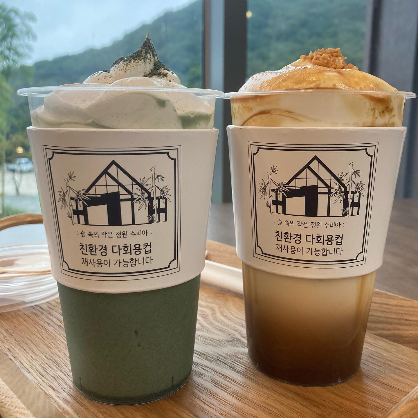 -
숨 쉴만한 곳이 어디있을까 네이버로 검색해서 찾은 #수피아
브런치카페여서 빵과 피자 등등 음식도 팔지만, 나는 “쑥크림라떼” 진짜 강추. 크림 오져 핵꾸덕꾸덕,,
내친구 옆에서 다음에 또 오자고 보채는데 나도 오키?
비 오는날도 운치있고 좋네 ~~~

#대전 #대전카페 #대전근교카페 #대전현충원카페 #수피아 #수피아카페 #대전수피아카페 #숲이야 #쑥크림라떼 #코코넛크림라떼 #크림맛집 #뷰맛집