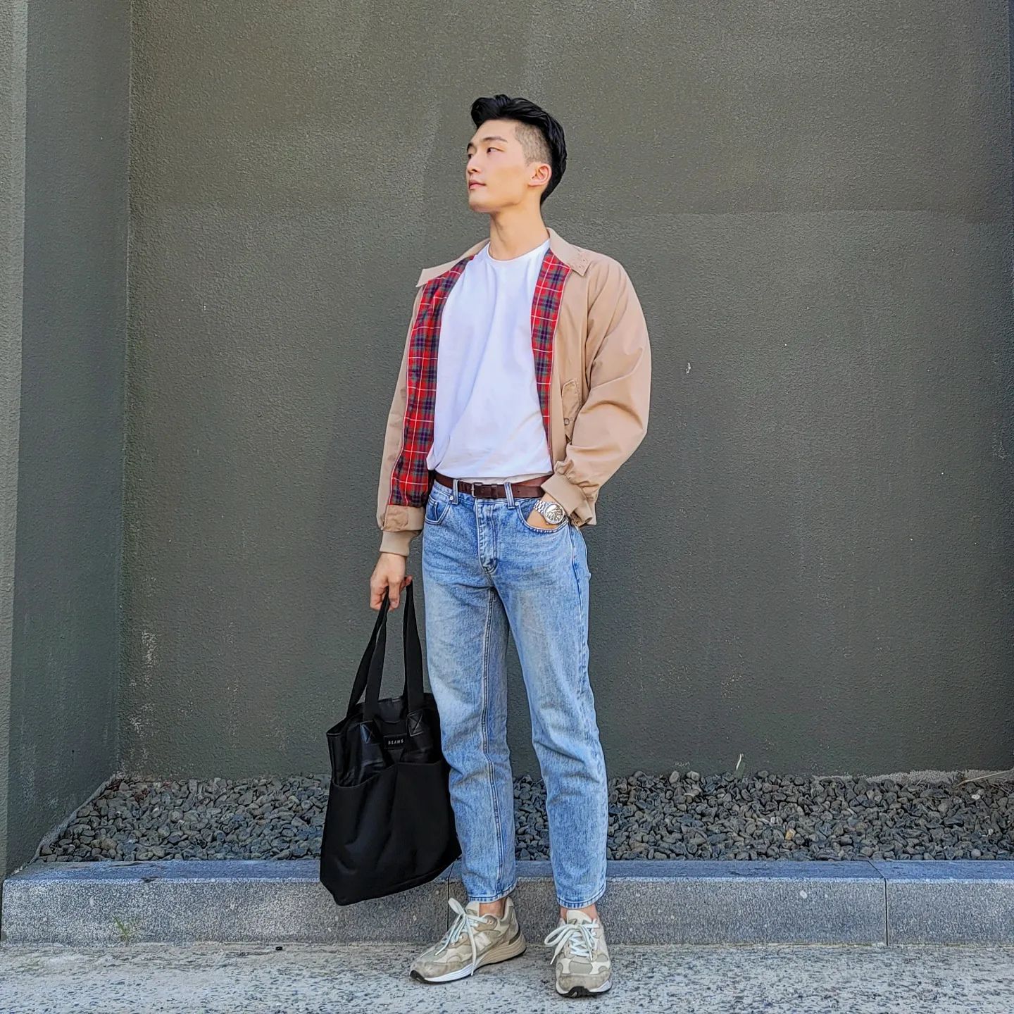 안녕하세요. 시간이 무서운 속도로 흘러 가을이 되었네요. 비가 그치면 추워질것 같습니다.

청바지 티셔츠 위에 영원한 007 다니엘 크레이그가 입었던 걸 보고 옷장에 들였던 바라쿠타 g9 자켓을 걸쳤습니다. 근 3일 비가 오던데, g9의 특징 중 하나는 자켓 뒤편에 우산 끝 살 모양의 요크를 통해 빗물이 자연스레 흘러 떨어지는 디자인입니다. 비오는 날 바버 이외의 가벼운 아우터 선택지로 좋네요.

007 하니까 이번달에 레고 스피드 챔피언 라인업으로 007 애스턴 마틴이 출시된게 생각나는데요, 국내 발매가가 34900원으로 수집욕을 자극합니다. 해외발매가가 더 싼건 어차피 달러 많이 비싸니까 퉁치는 셈 치면 속이 편해집니다.
.
.
.
Outer: baracuta 
Top: zavanas.official 
Bottom: eightysixroad 
Shoes: newbalance 
Bag: beams_official 
Watch: citizenwatchus